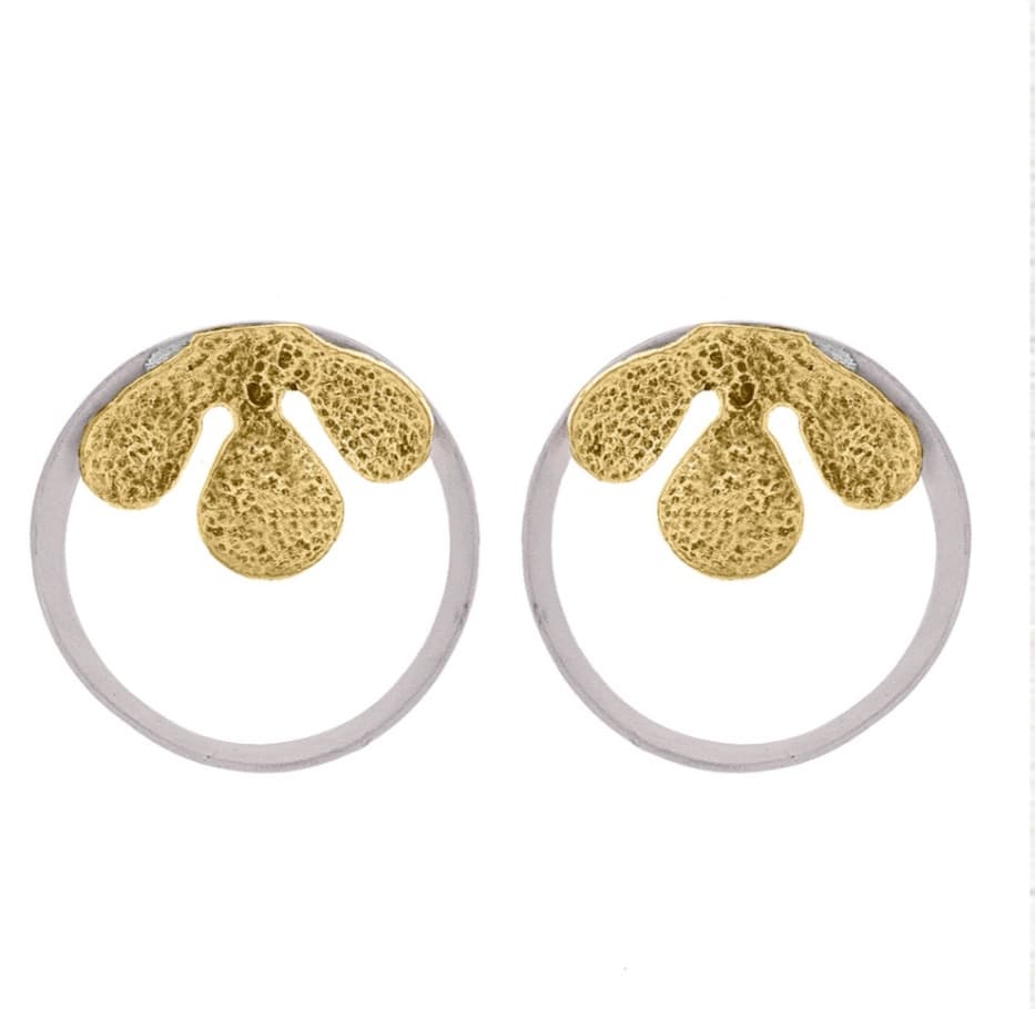 Earrings with golden flowers design