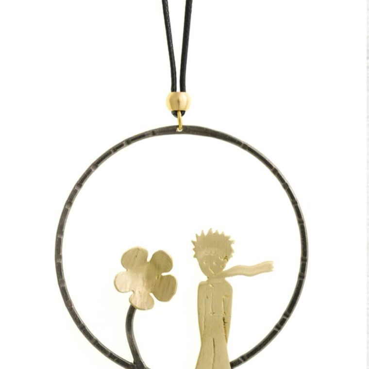 Long necklace with a little prince design in gold color
