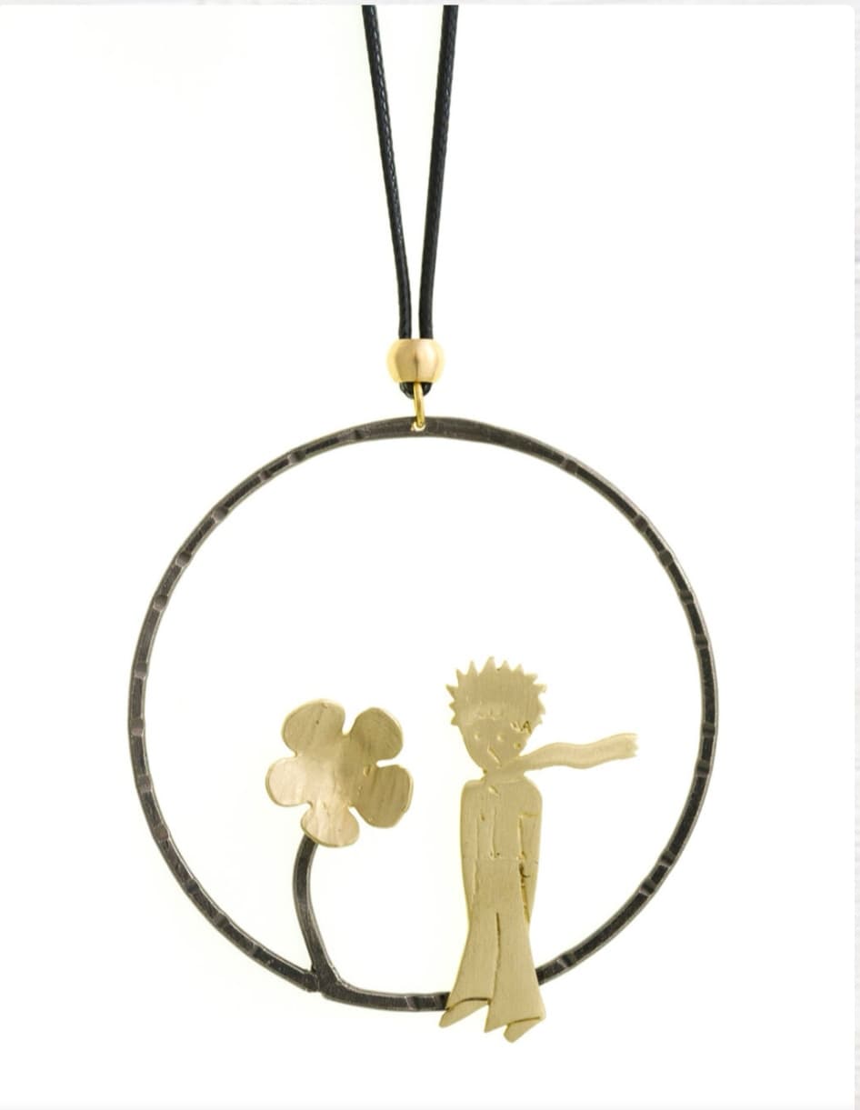 Long necklace with a little prince design in gold color