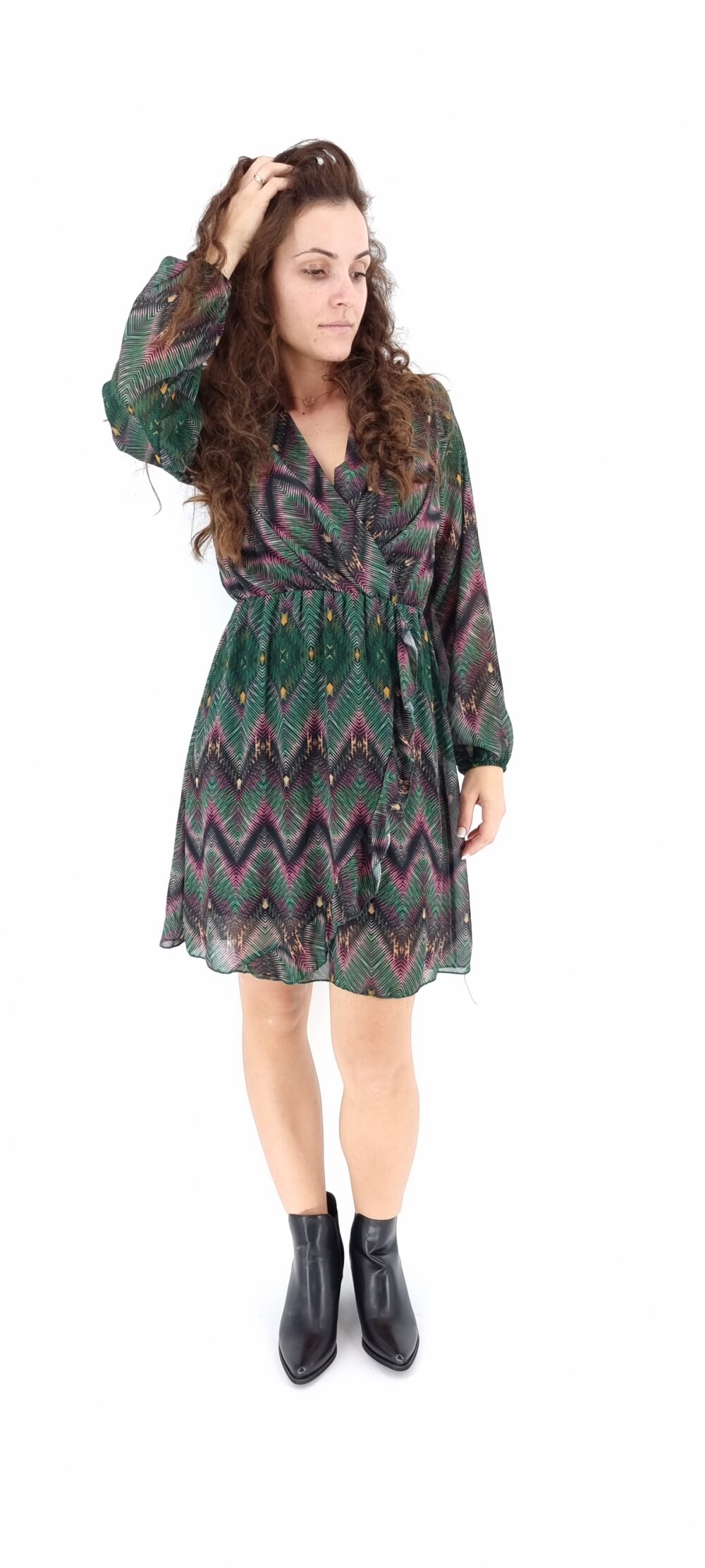 Short cruise dress with colorful pattern in green shades