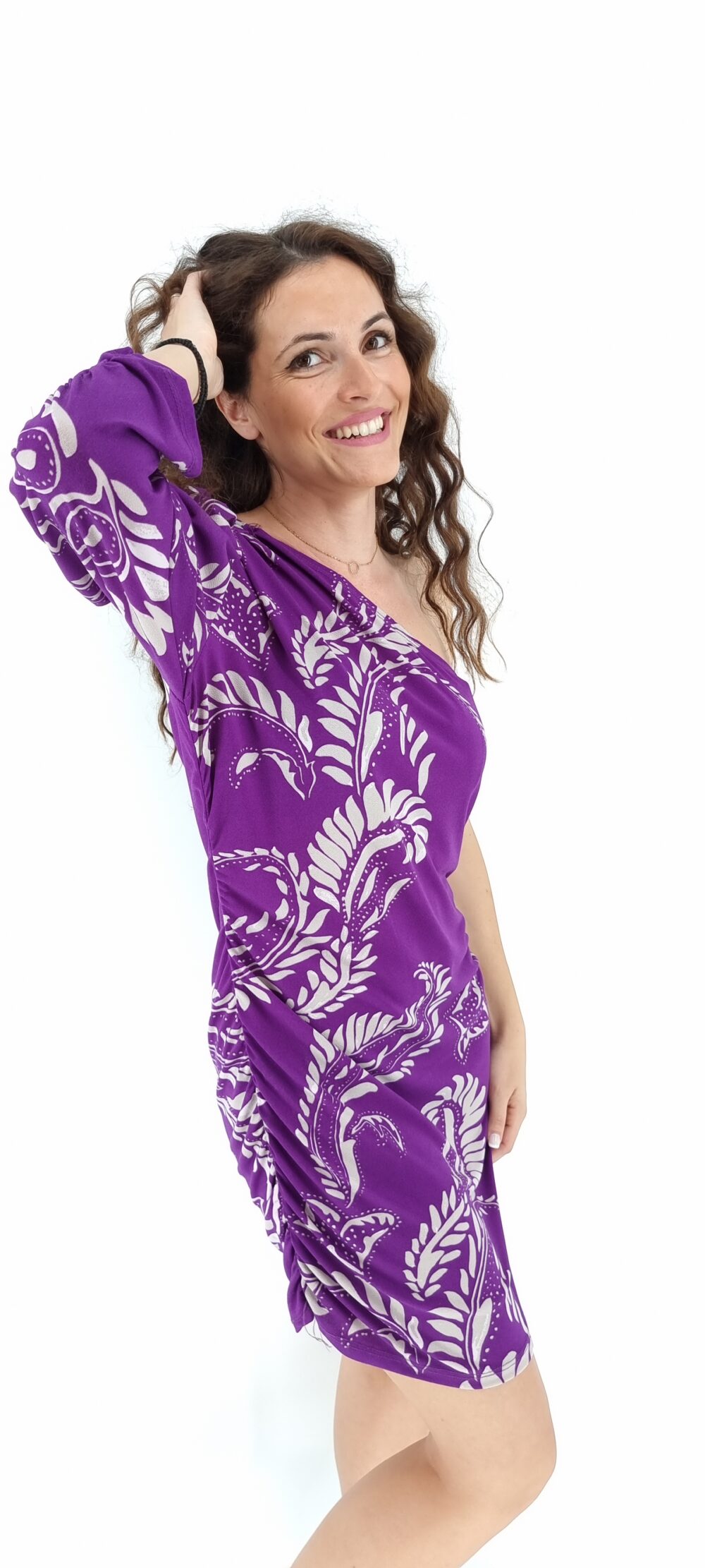 Short dress with a sleeve and white designs purple