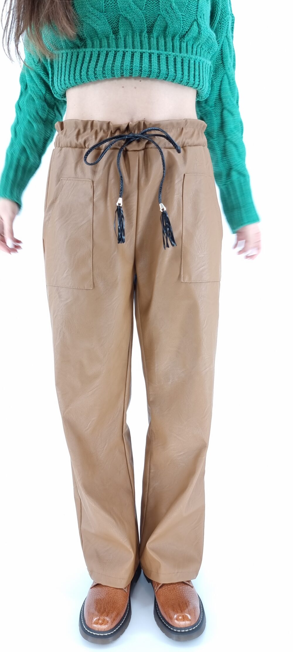 Leatherette pants with elastic in the middle and beige front pockets