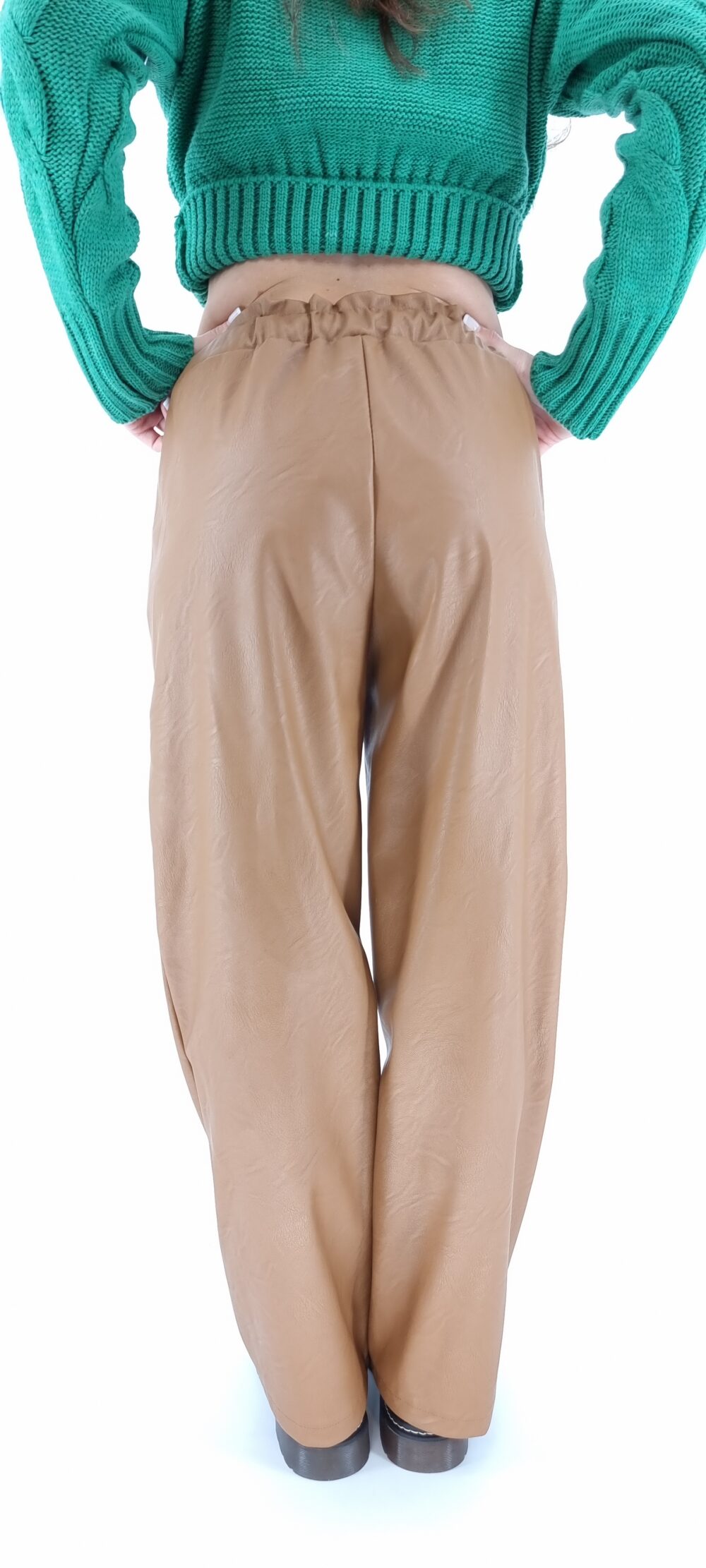Leatherette pants with elastic in the middle and beige front pockets