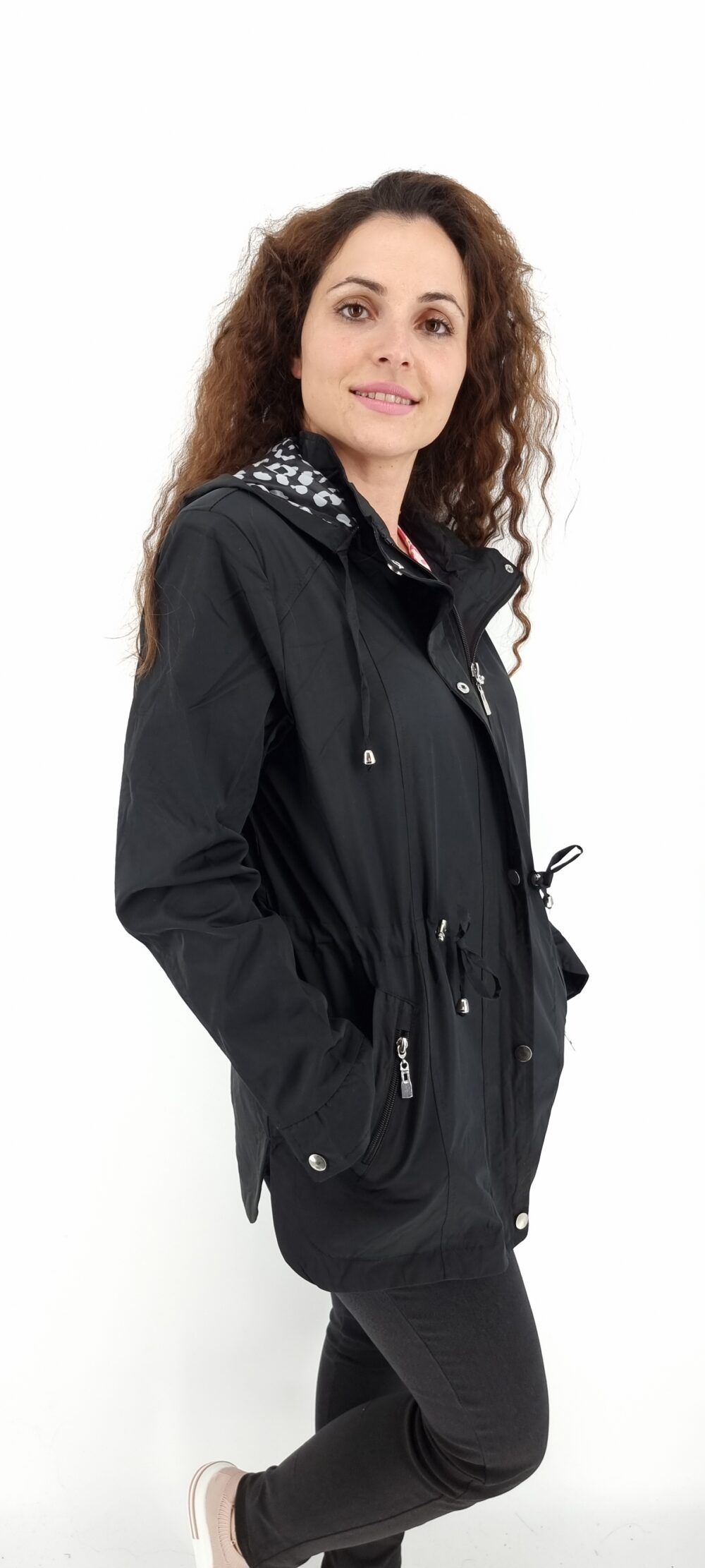 Cloak with leopard pattern inside black