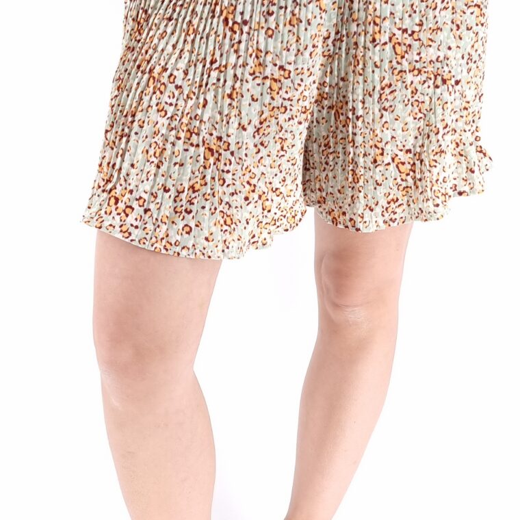 Pleated floral shorts with elastic in the middle of bright green