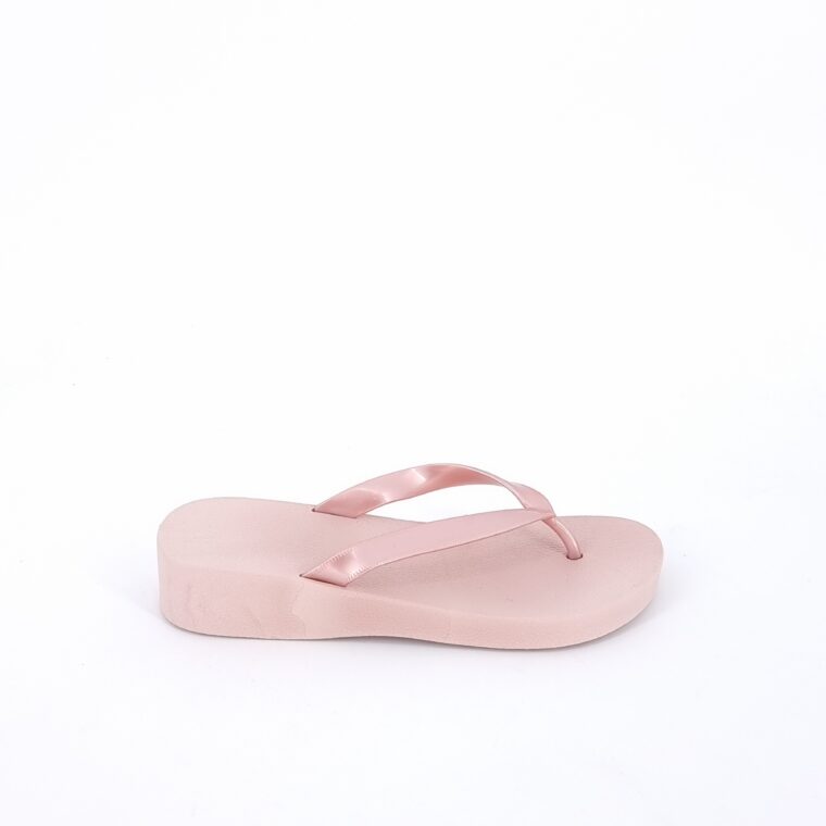 Flip flops raised with a fork pink