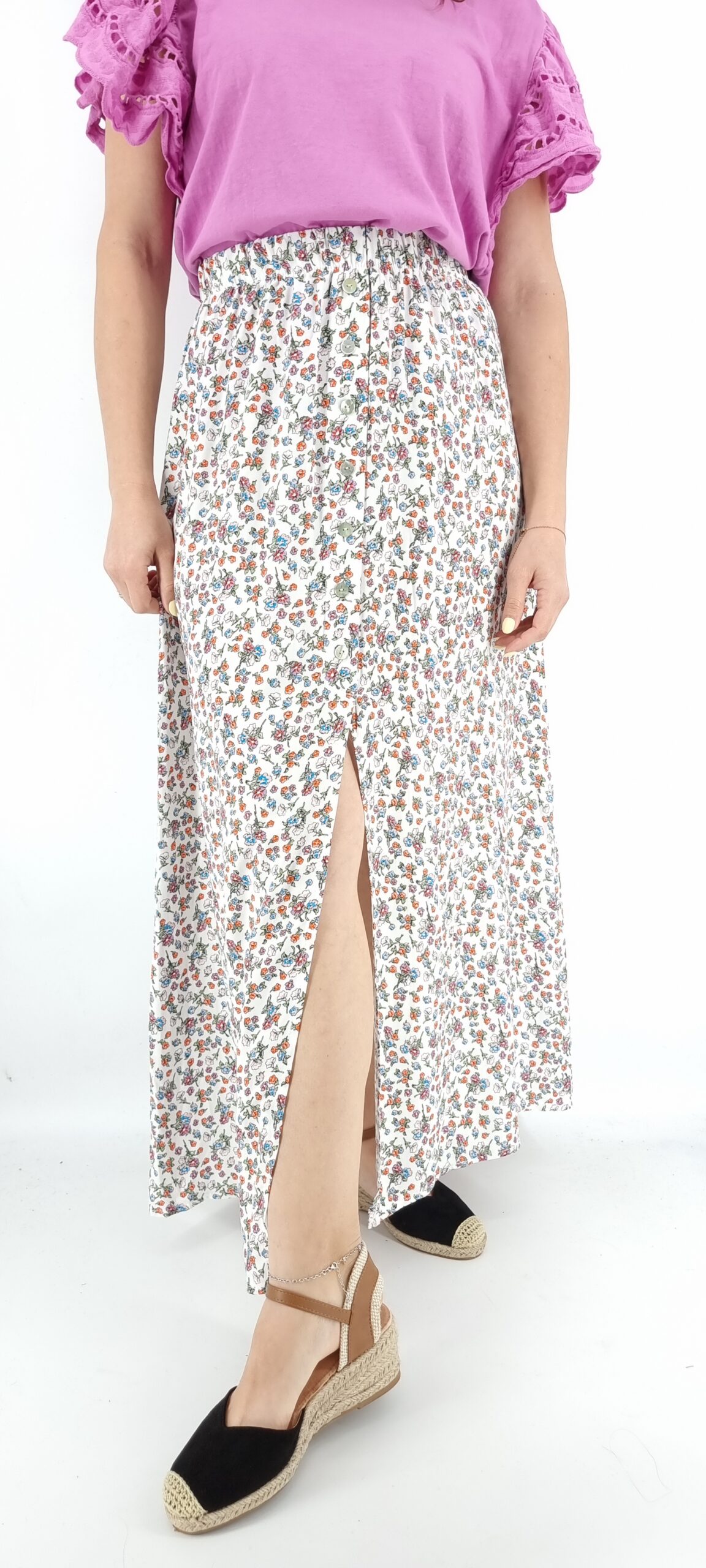Long floral skirt with elastic waist and decorative buttons white