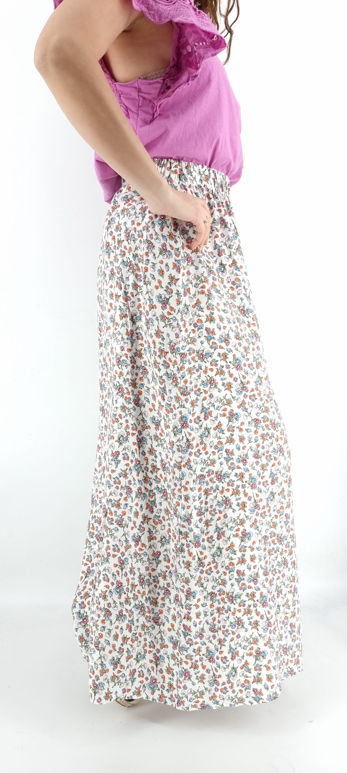 Long floral skirt with elastic waist and decorative buttons white