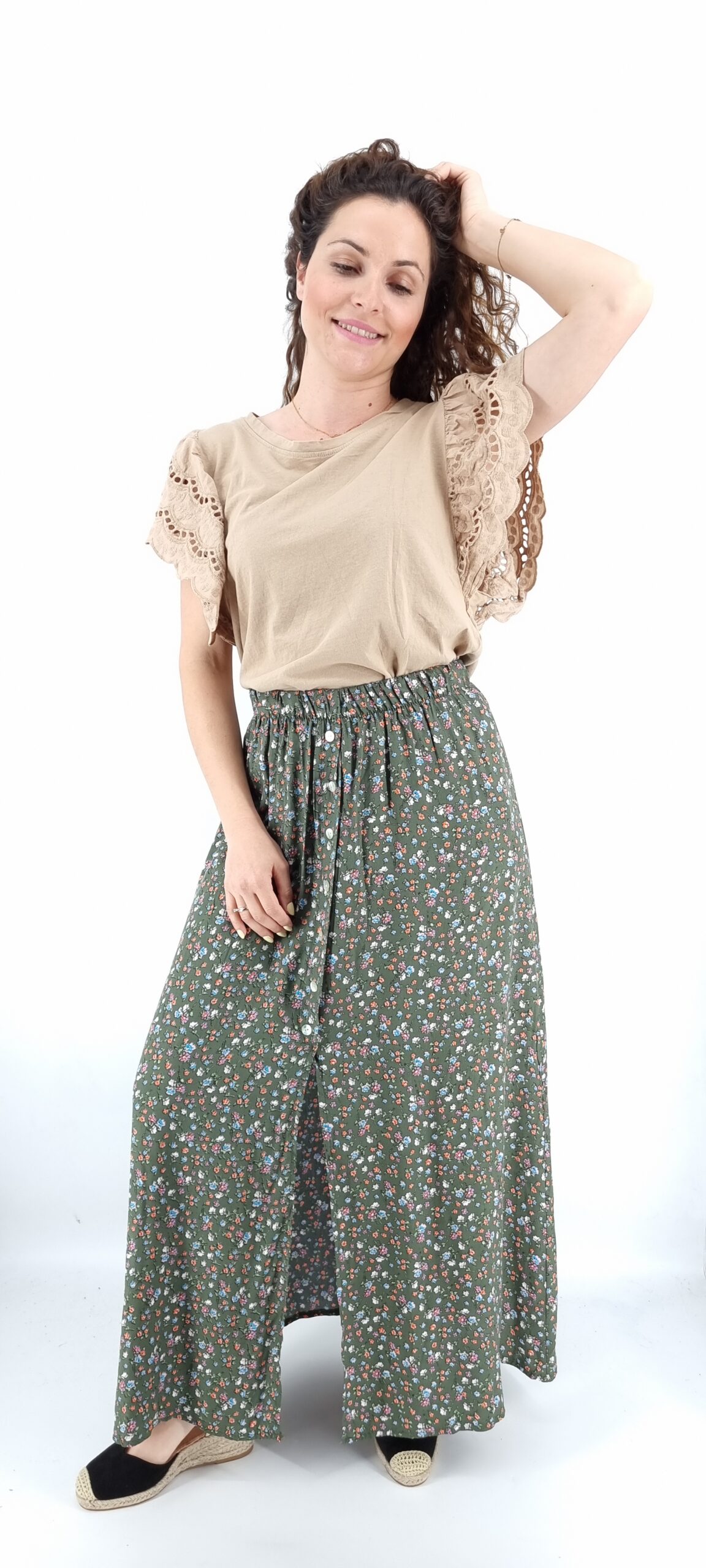 Long floral skirt with elastic in the middle and decorative buttons green