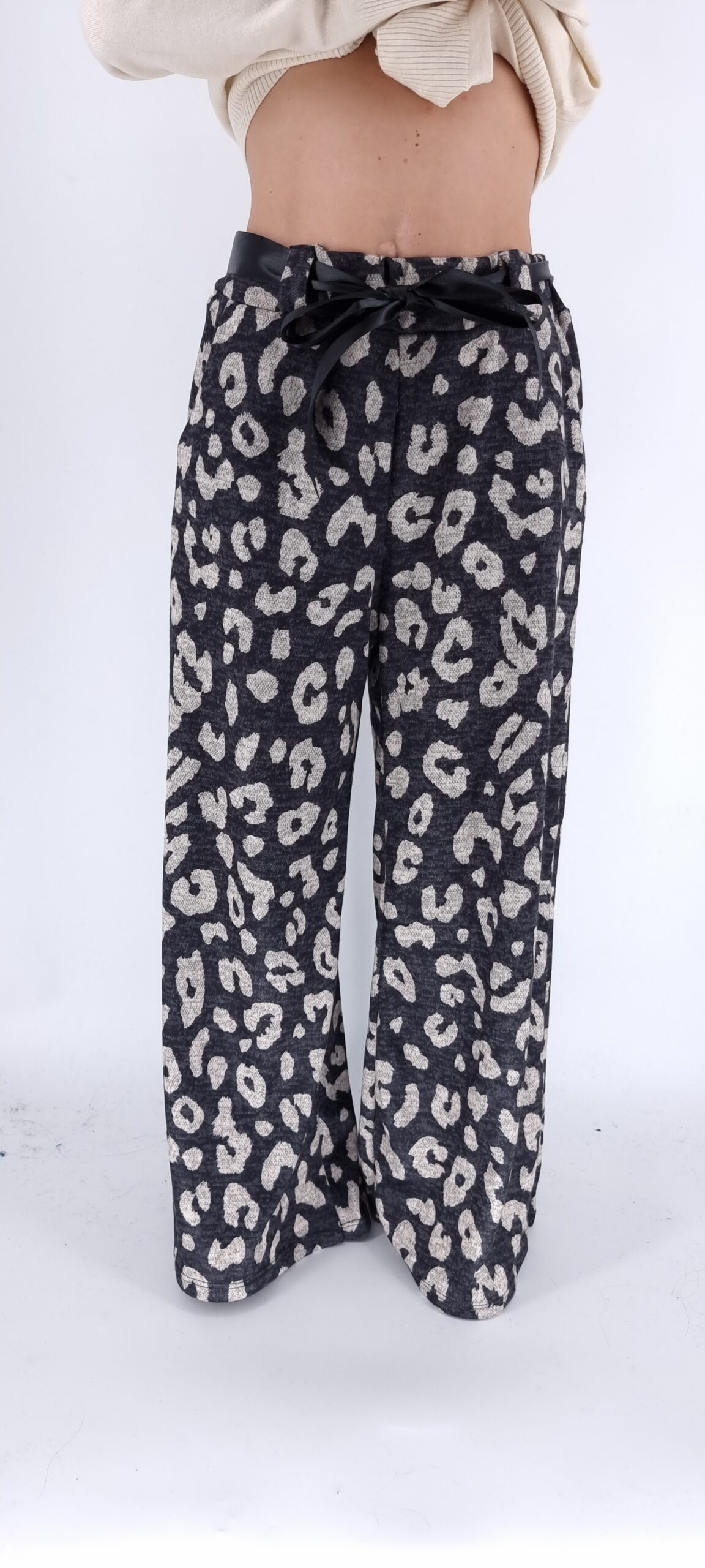 Παντελόνα σε χοντρό ύφασμα animal print με ζώνη μαύρο γκρι