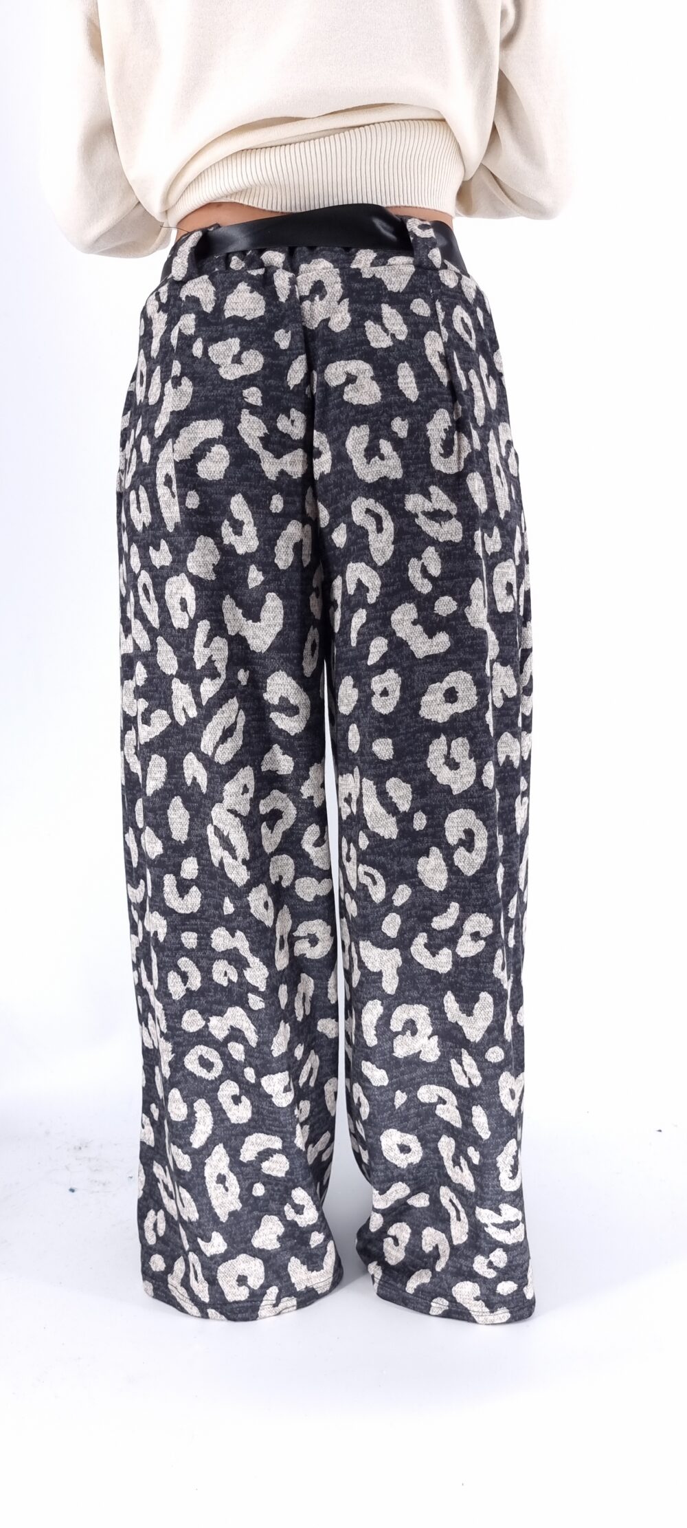 Παντελόνα σε χοντρό ύφασμα animal print με ζώνη μαύρο γκρι