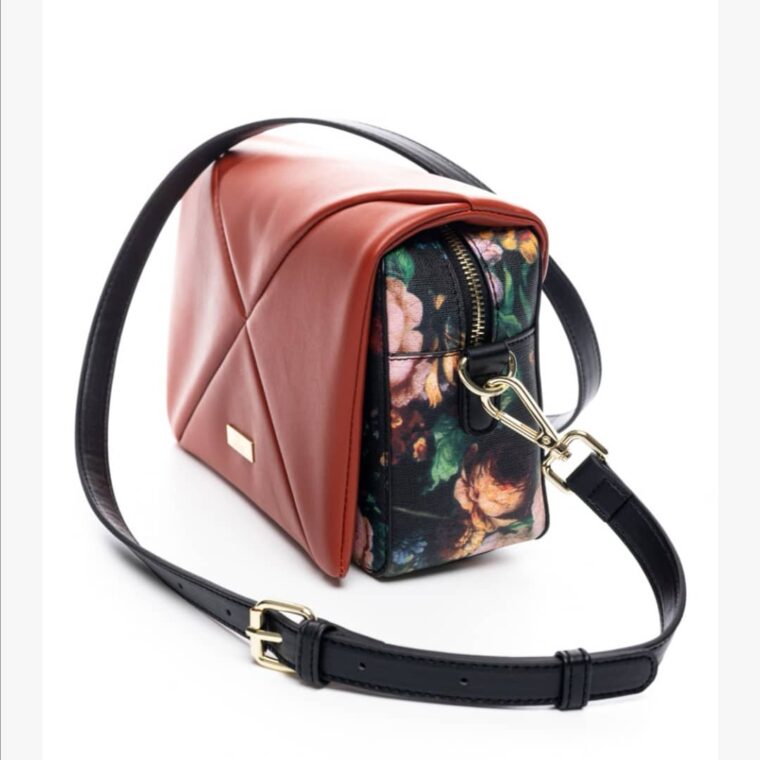 Τσάντα χιαστί φλοράλ σε συνδυασμό με τερακότα veta bags accesories