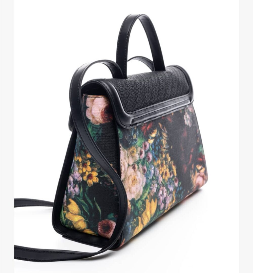 Τσάντα χειρός μαύρη σε συνδυασμό με φλοράλ και χρυσή αλυσίδα veta bags accesories