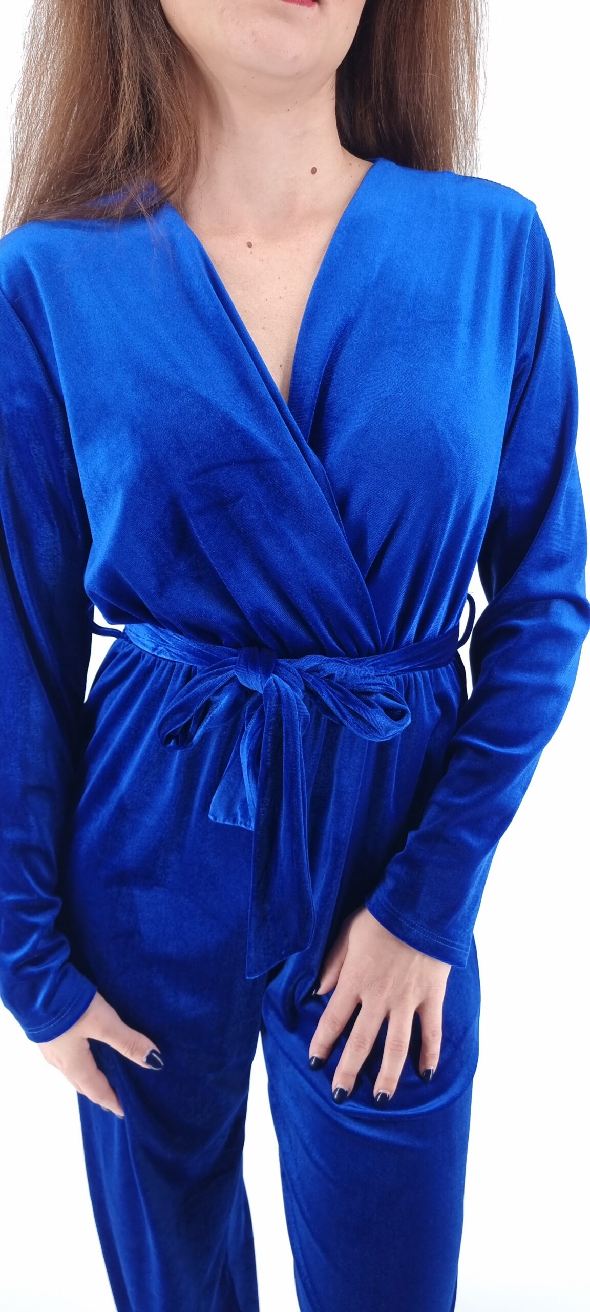 Ολόσωμη φόρμα βελουτέ κρουαζέ με ίδια ζώνη μπλε ρουά