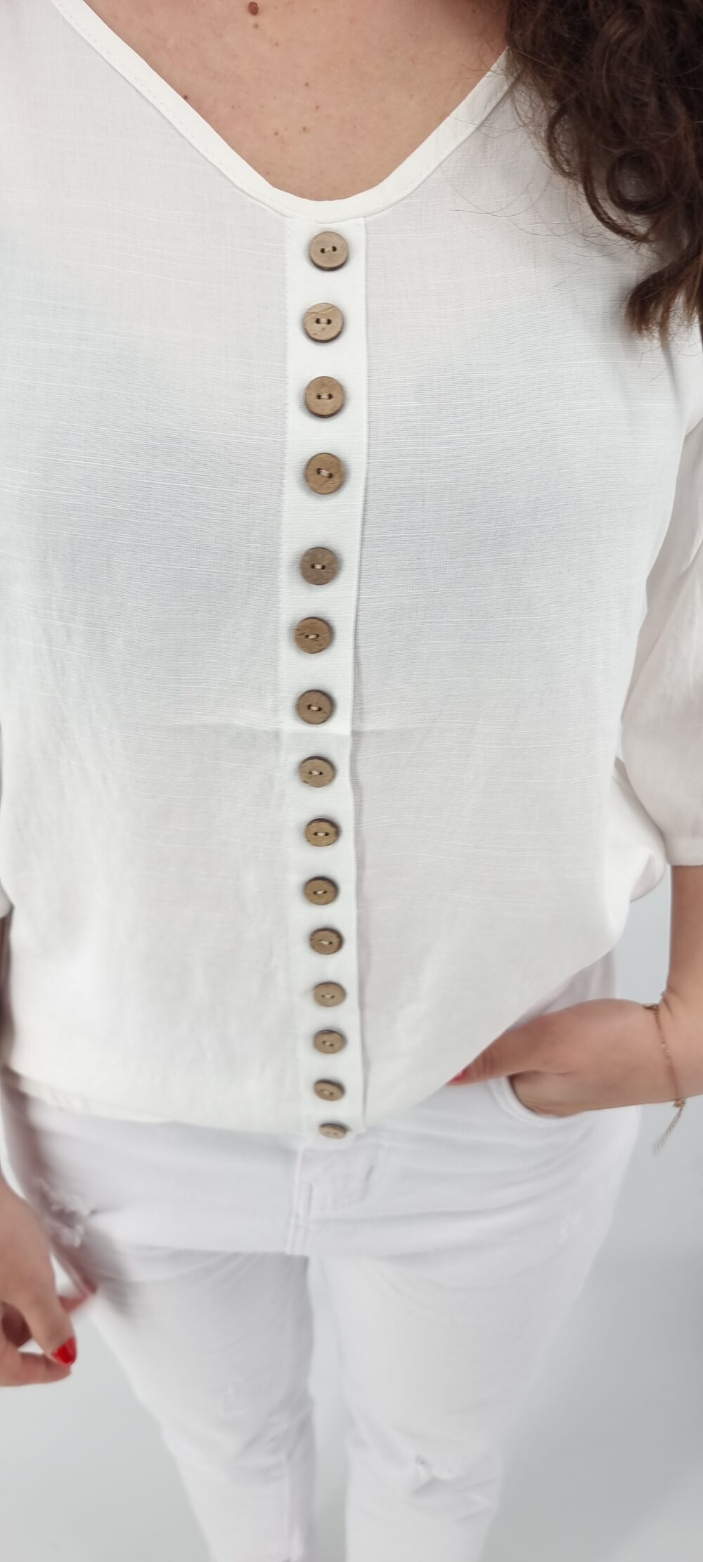 Μπλούζα με μπεζ διακοσμητικά κουμπάκια άσπρο