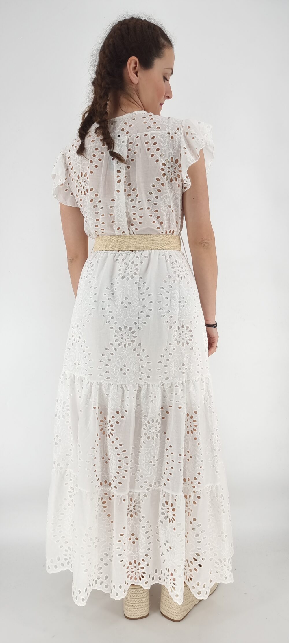 Φόρεμα άσπρο μακρύ δαντελωτό με ελαστική μπεζ ζώνη