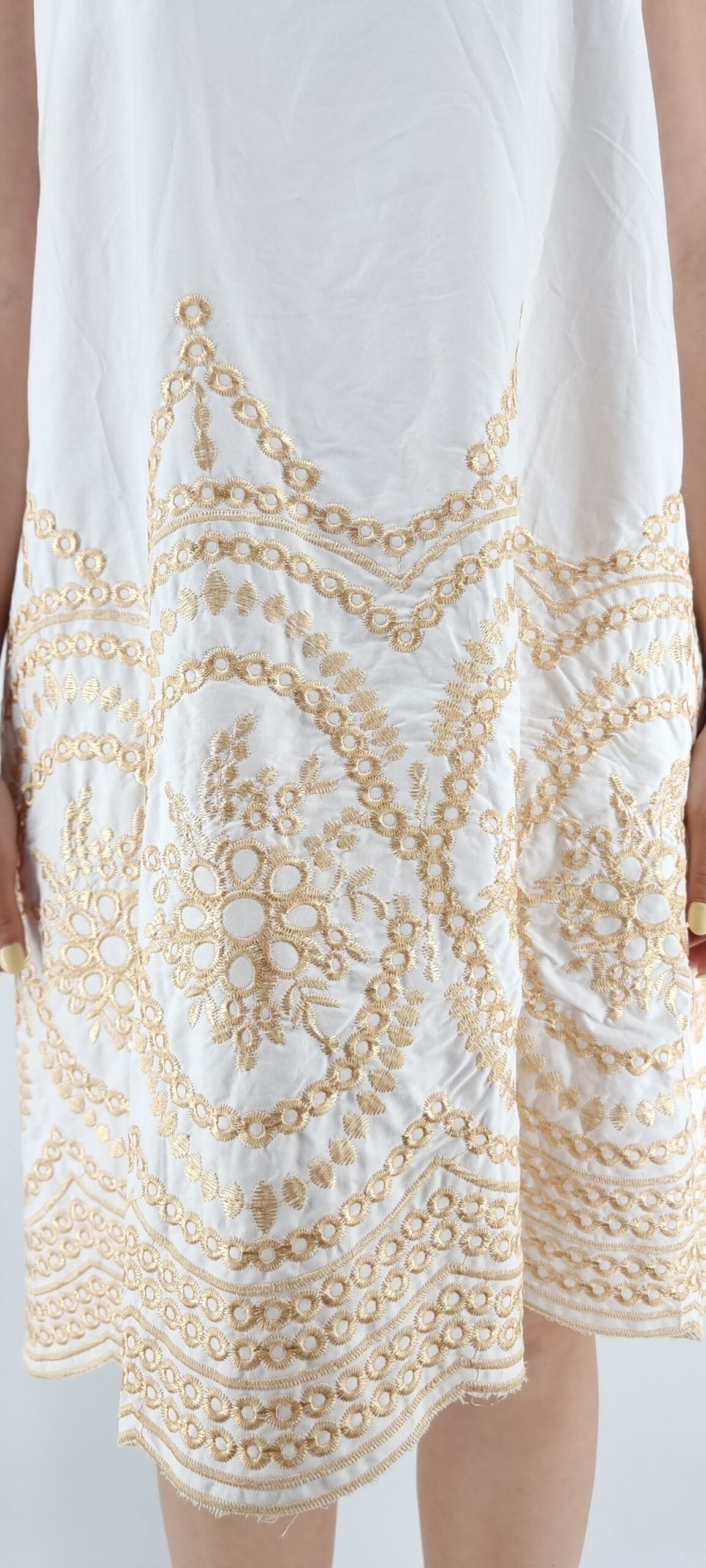 Φόρεμα άσπρο σε άλφα γραμμή με χρυσό κέντημα