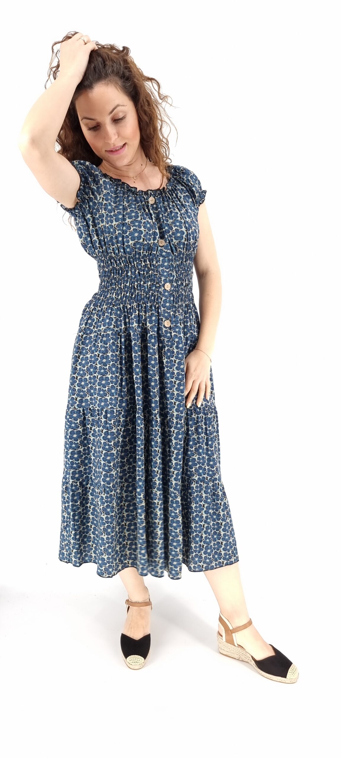 Φόρεμα φλοράλ midi με σφιγγοφωλιά και διακοσμητικά κουμπιά μπλε