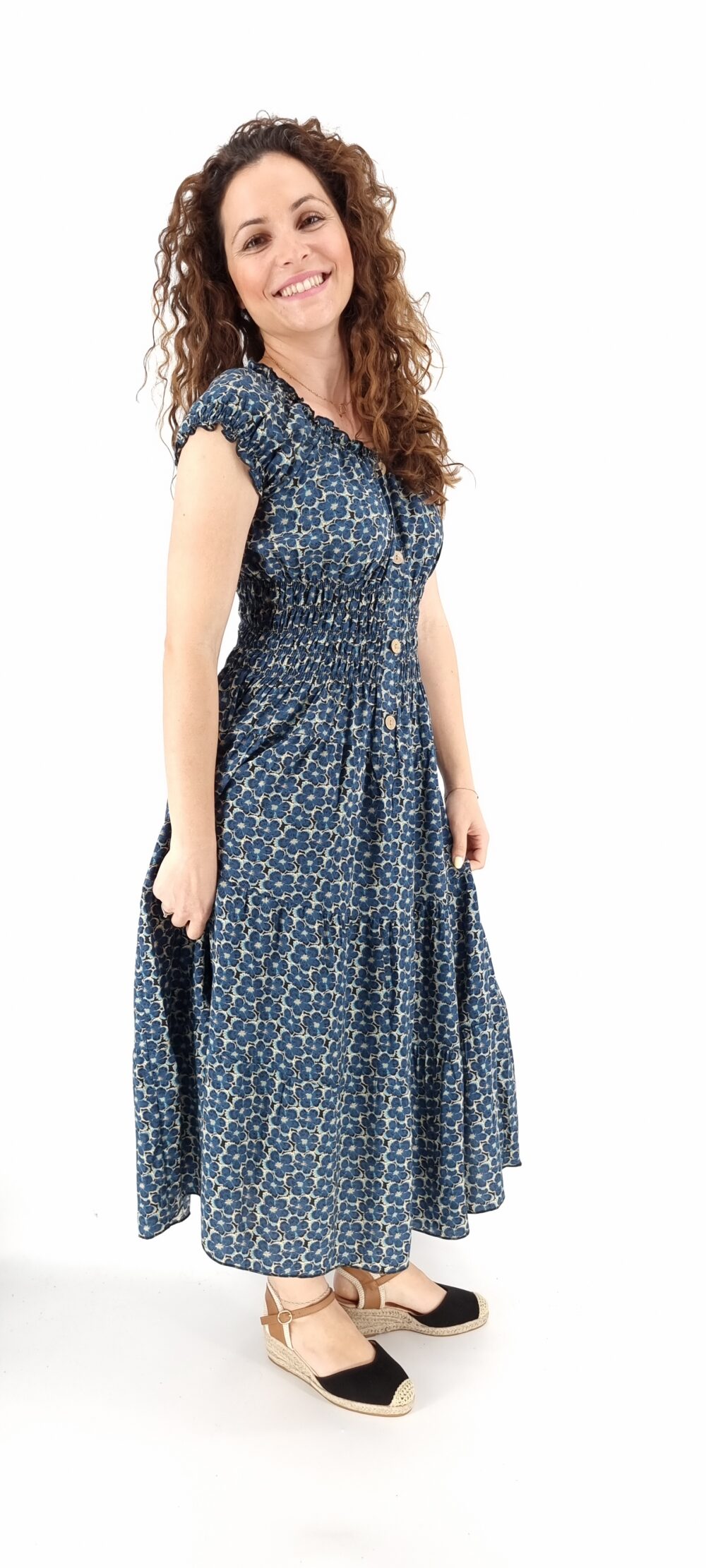 Φόρεμα φλοράλ midi με σφιγγοφωλιά και διακοσμητικά κουμπιά μπλε