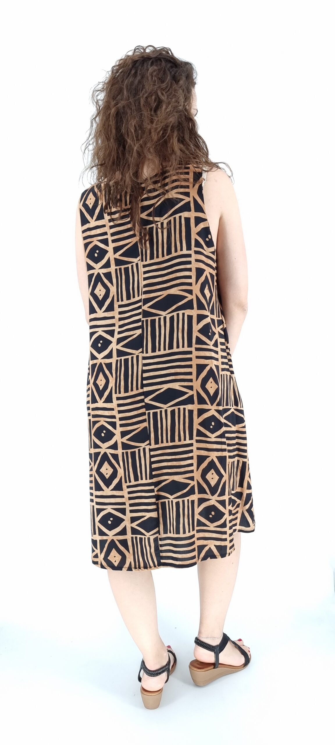 Φόρεμα midi με μοτίβο γεωμετρικά σχήματα μαύρο μπεζ