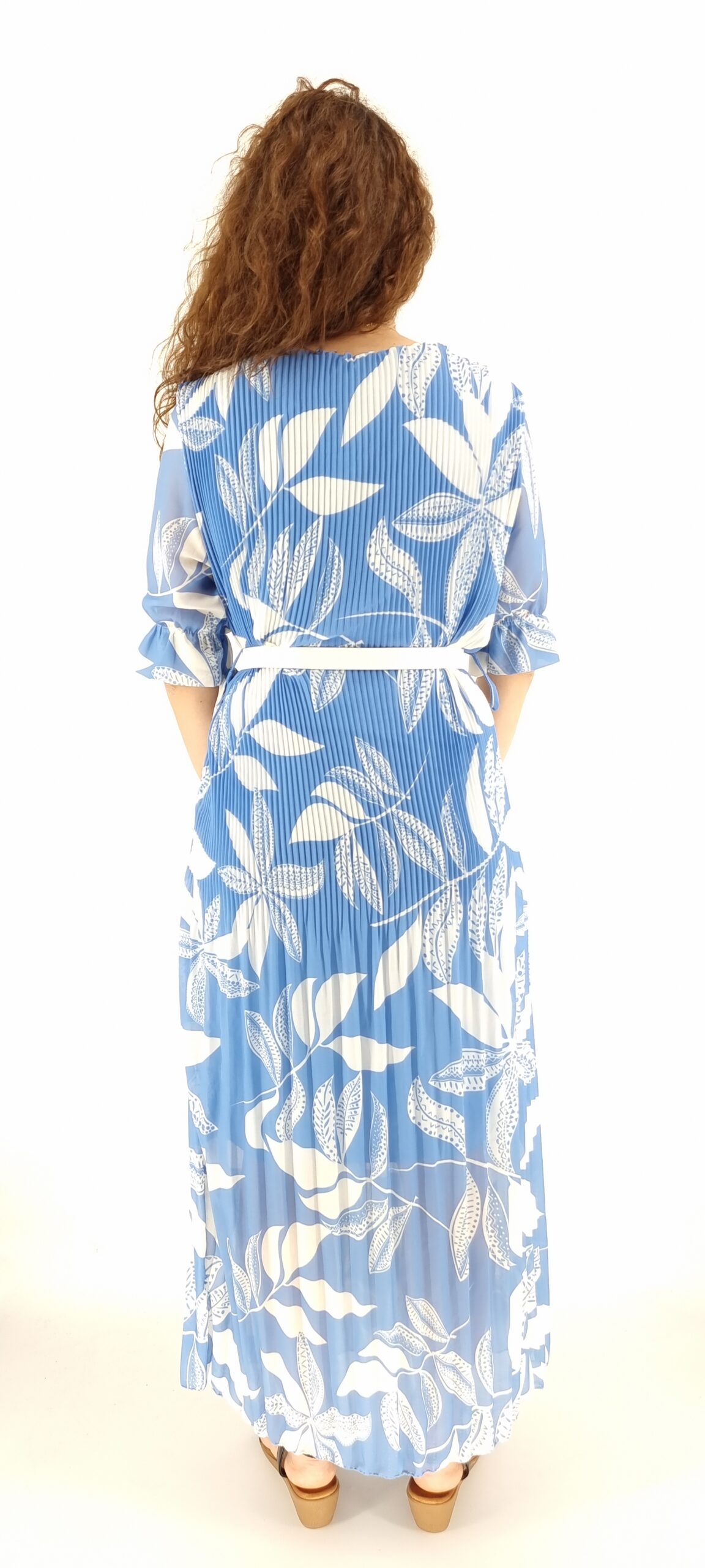 Φόρεμα μακρύ πλισέ με σχέδια φύλλα με κοντό μανίκι και άσπρη ζώνη γαλάζιο