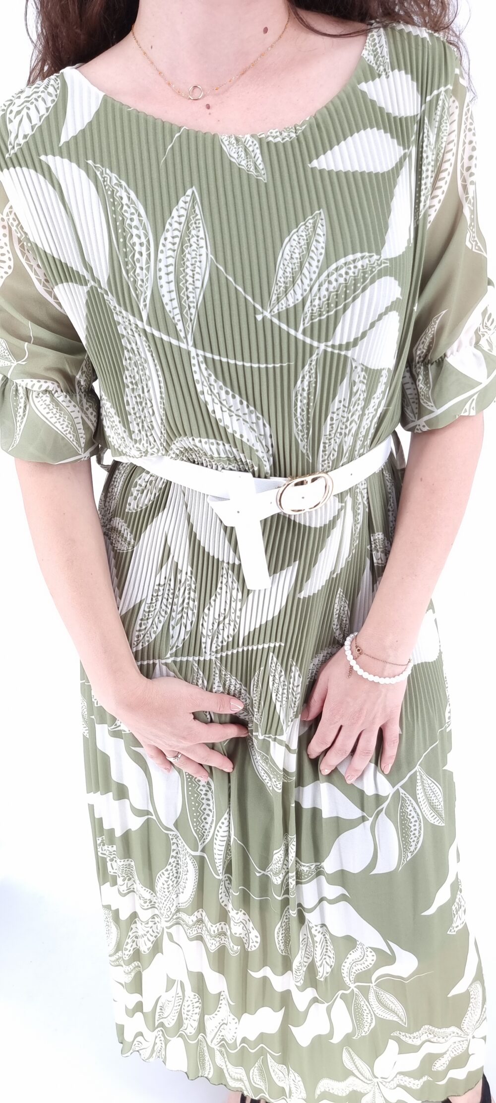 Φόρεμα μακρύ πλισέ με σχέδια φύλλα με κοντό μανίκι και άσπρη ζώνη χακί