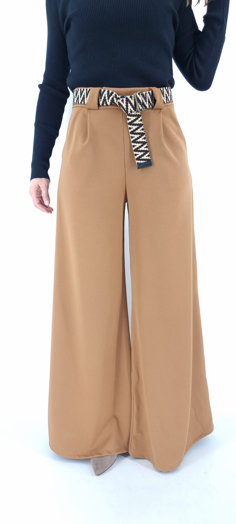 Παντελόνα με λάστιχο στη μέση,τσέπες και ζώνη ταμπά