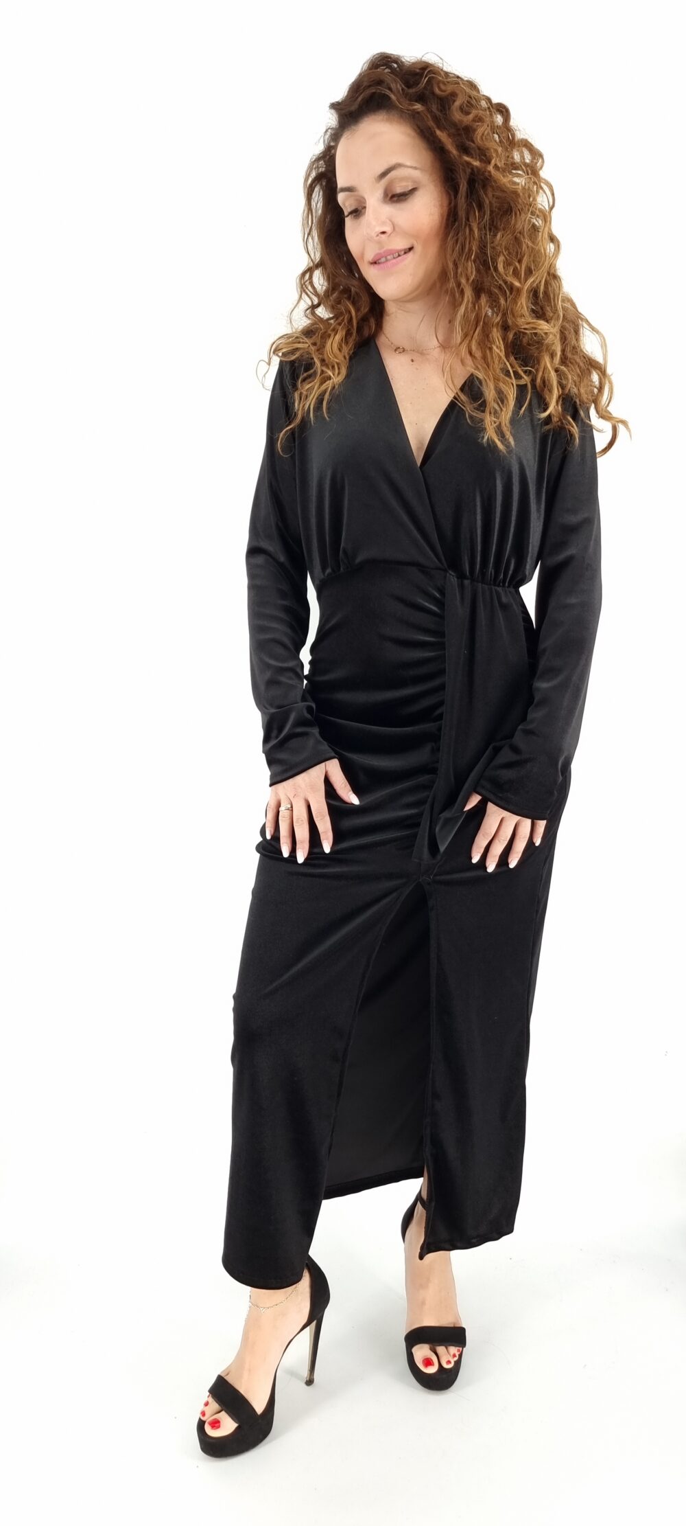 Φόρεμα βελουτέ midi με V λαιμόκοψη,σούρα στο πλάι και σκίσιμο μαύρο