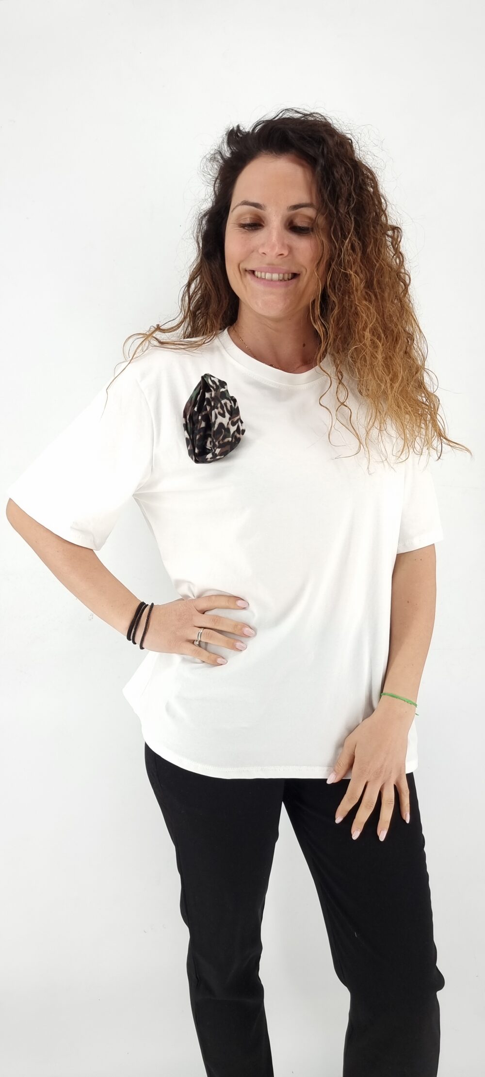 T-Shirt άσπρο βαμβακερό με καρφίτσα animal print