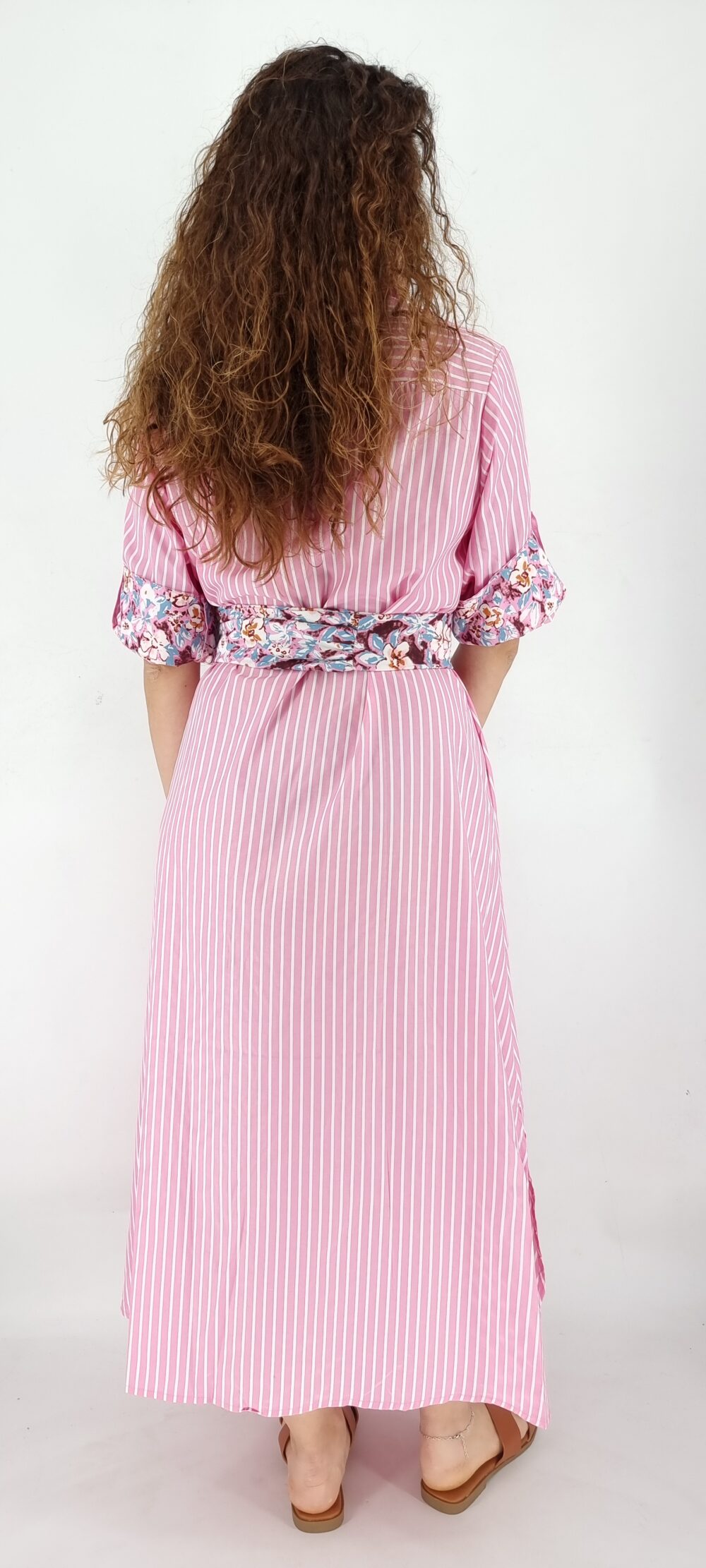 Φόρεμα ριγέ midi με κουμπιά και φλοράλ ζώνη ροζ