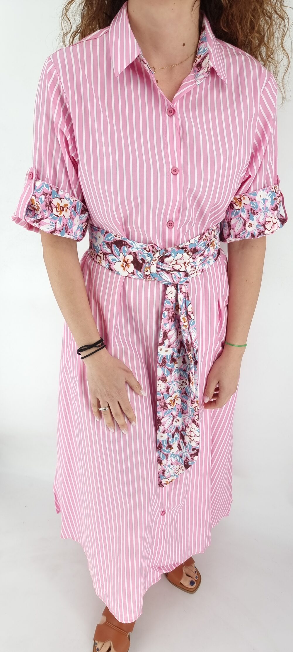 Φόρεμα ριγέ midi με κουμπιά και φλοράλ ζώνη ροζ