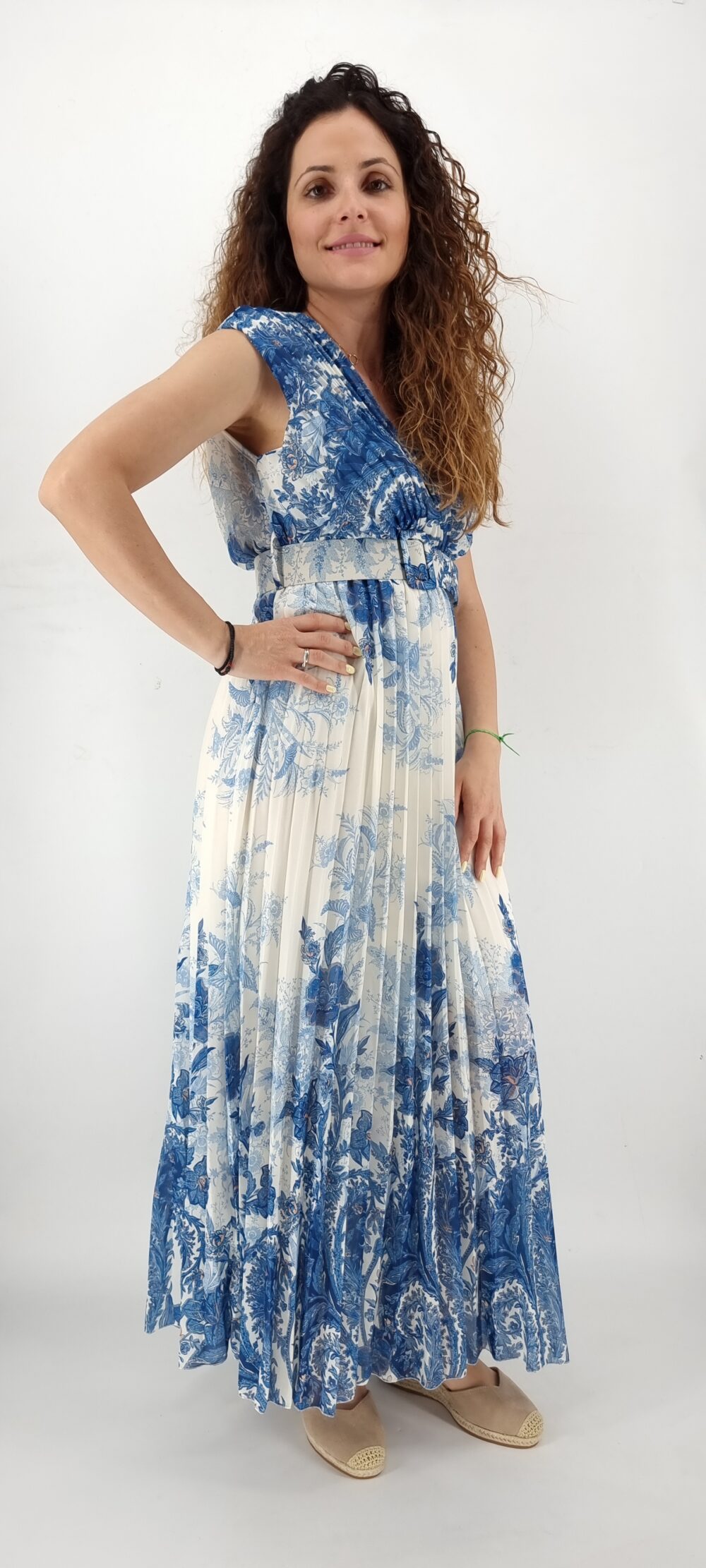 Φόρεμα μακρύ πλισέ κρουαζέ με ίδια ζώνη και μοτίβο λουλουδιών μπλε