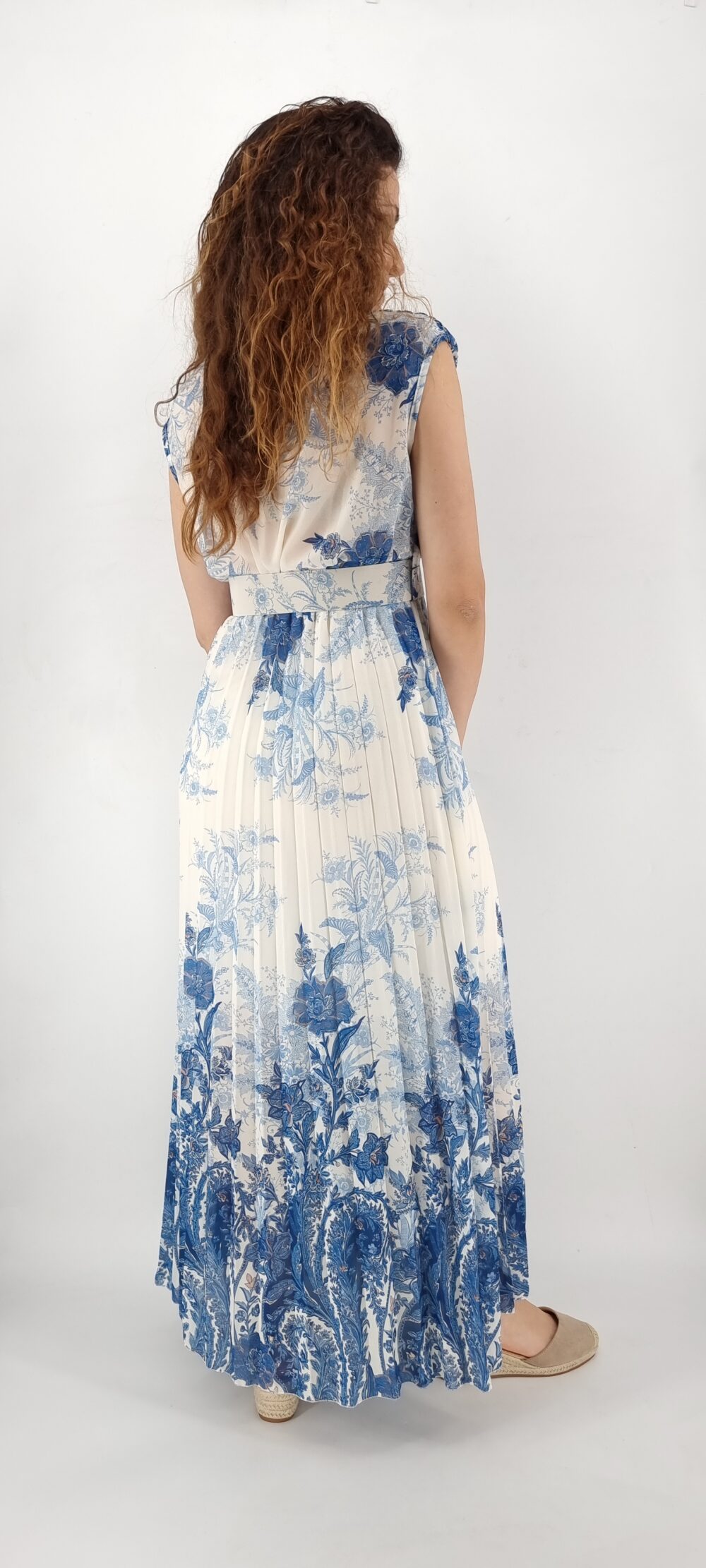 Φόρεμα μακρύ πλισέ κρουαζέ με ίδια ζώνη και μοτίβο λουλουδιών μπλε