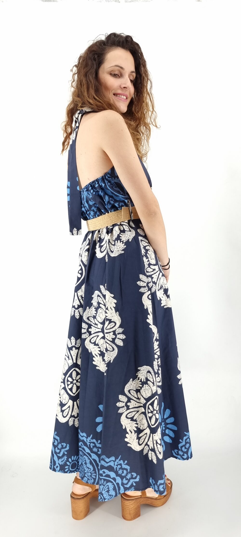 Φόρεμα μακρύ μπλε με σχέδια και δέσιμο στο λαιμό και ψάθινη ζώνη