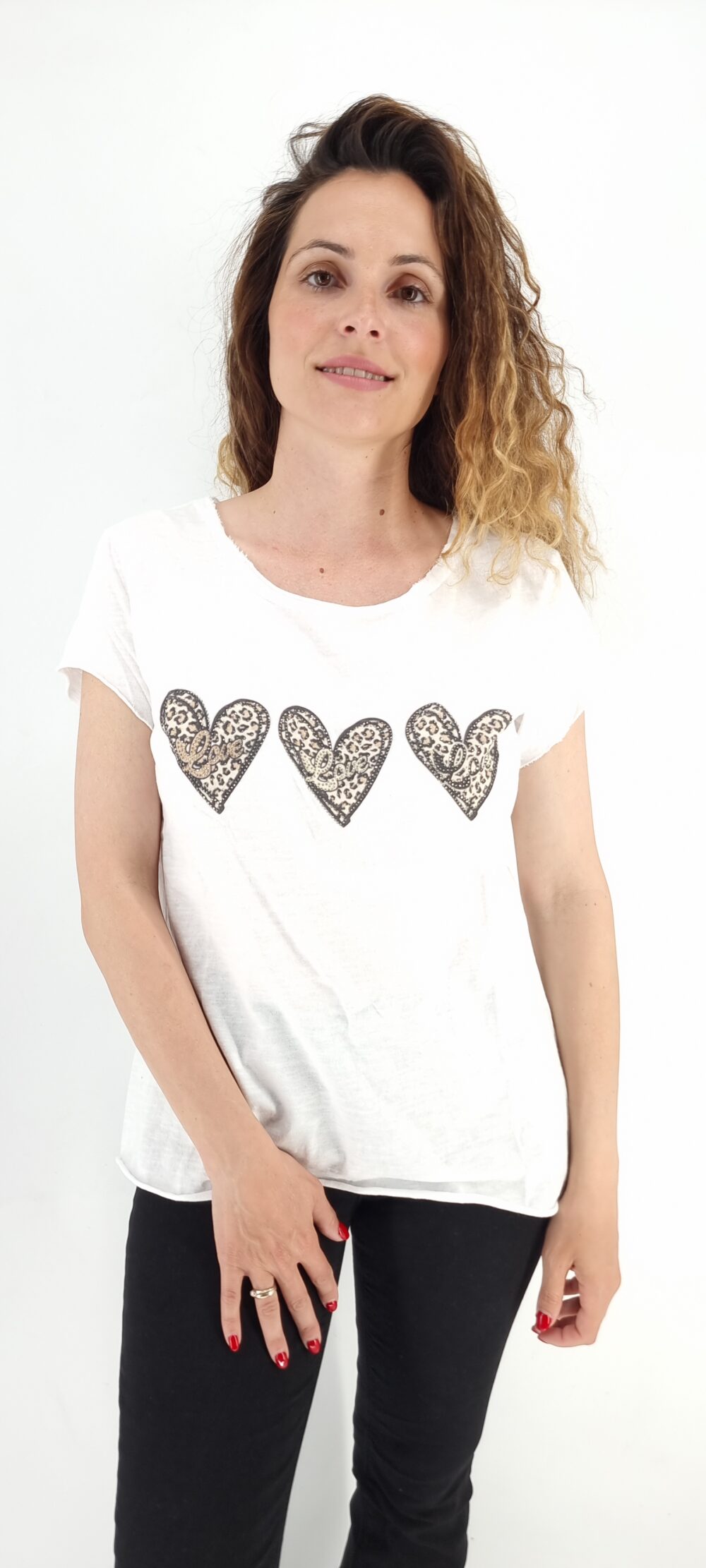 Άσπρο βαμβακερό t-shirt με στάμπα 3 λεοπάρ καρδούλες