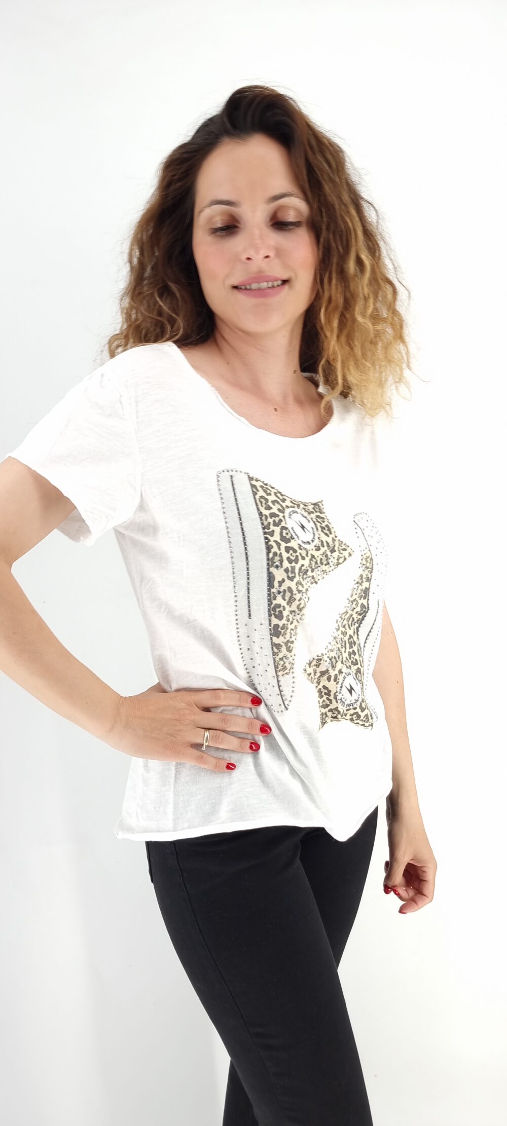 Άσπρο βαμβακερό t-shirt με στάμπα λεοπάρ παπούτσια