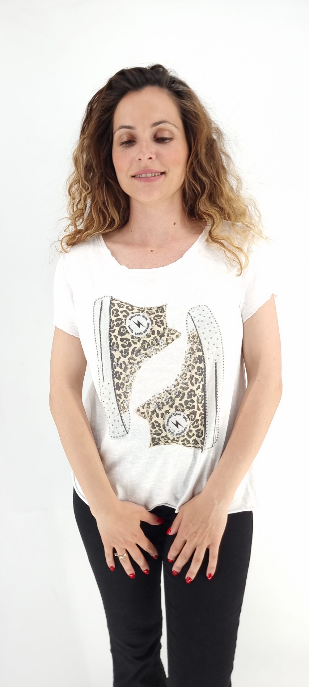 Άσπρο βαμβακερό t-shirt με στάμπα λεοπάρ παπούτσια