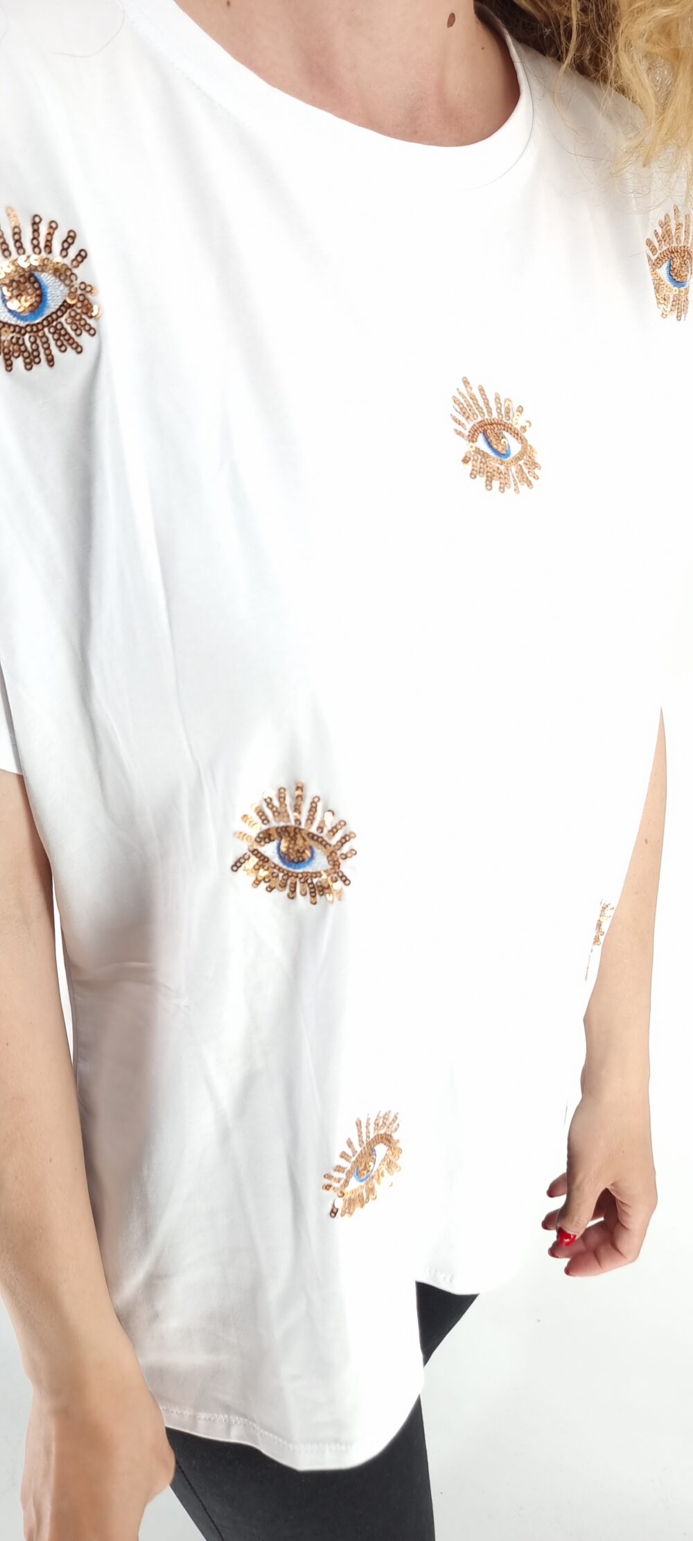 Άσπρο βαμβακερό t-shirt με μοτίβο ματάκια από παγιέτες
