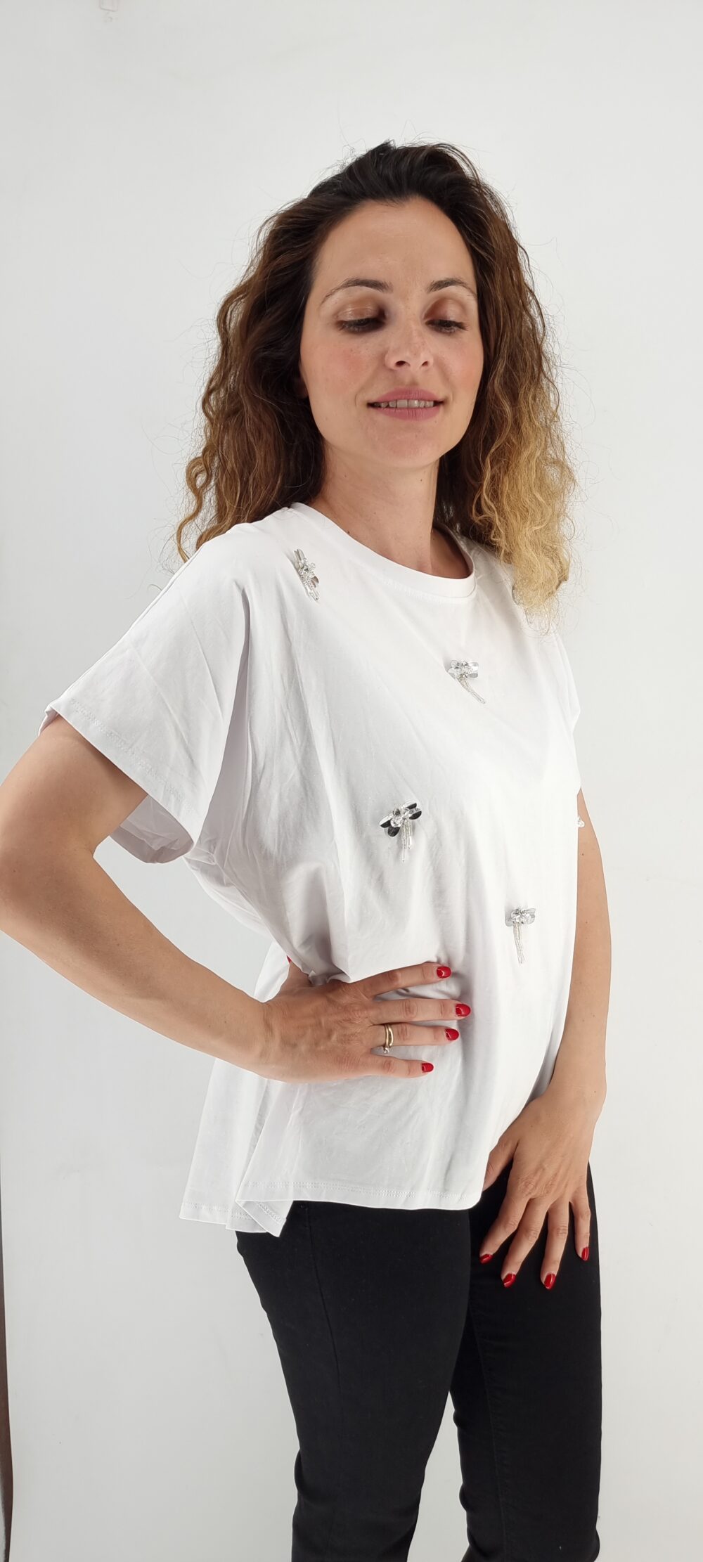 Άσπρο βαμβακερό t-shirt με μοτίβο πεταλούδες