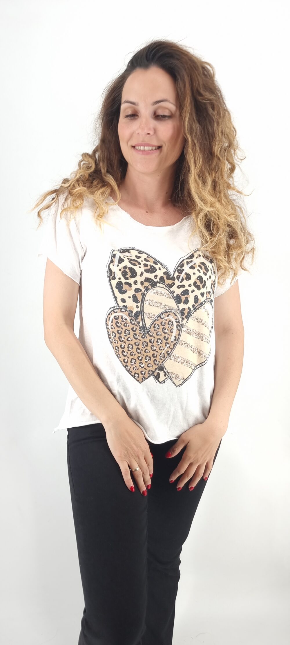 Άσπρο βαμβακερό t-shirt με στάμπα 3 καρδιές με διαφορετικά σχέδια