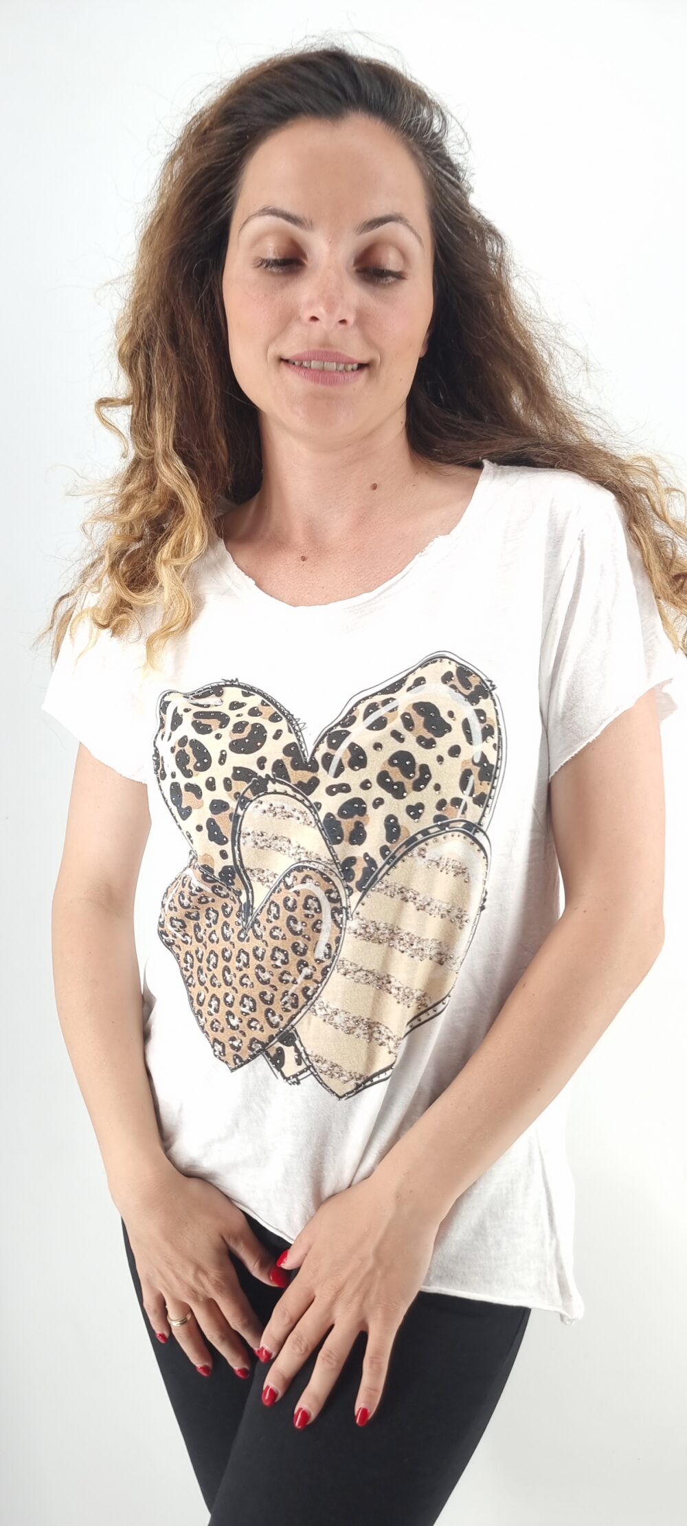 Άσπρο βαμβακερό t-shirt με στάμπα 3 καρδιές με διαφορετικά σχέδια