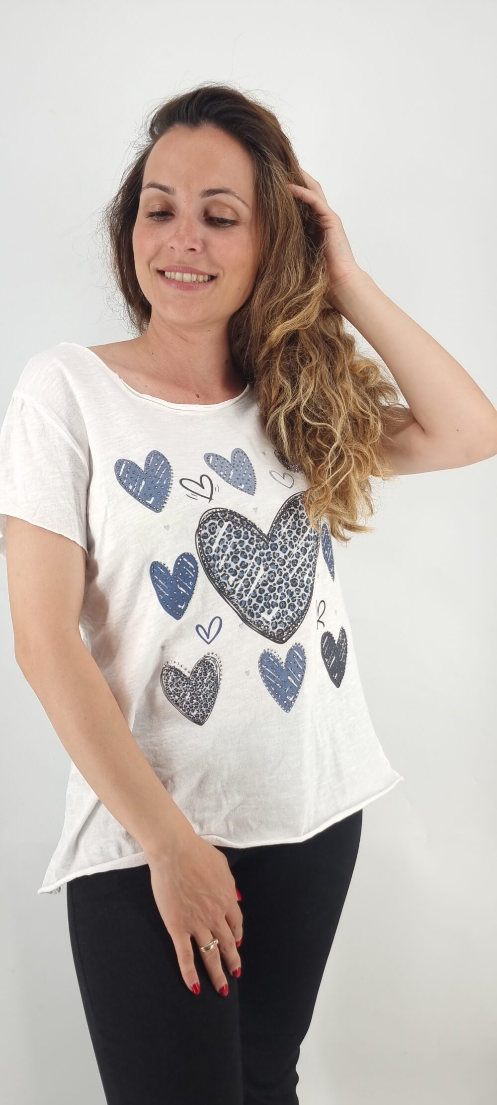 Άσπρο βαμβακερό t-shirt με στάμπα πολλές καρδούλες