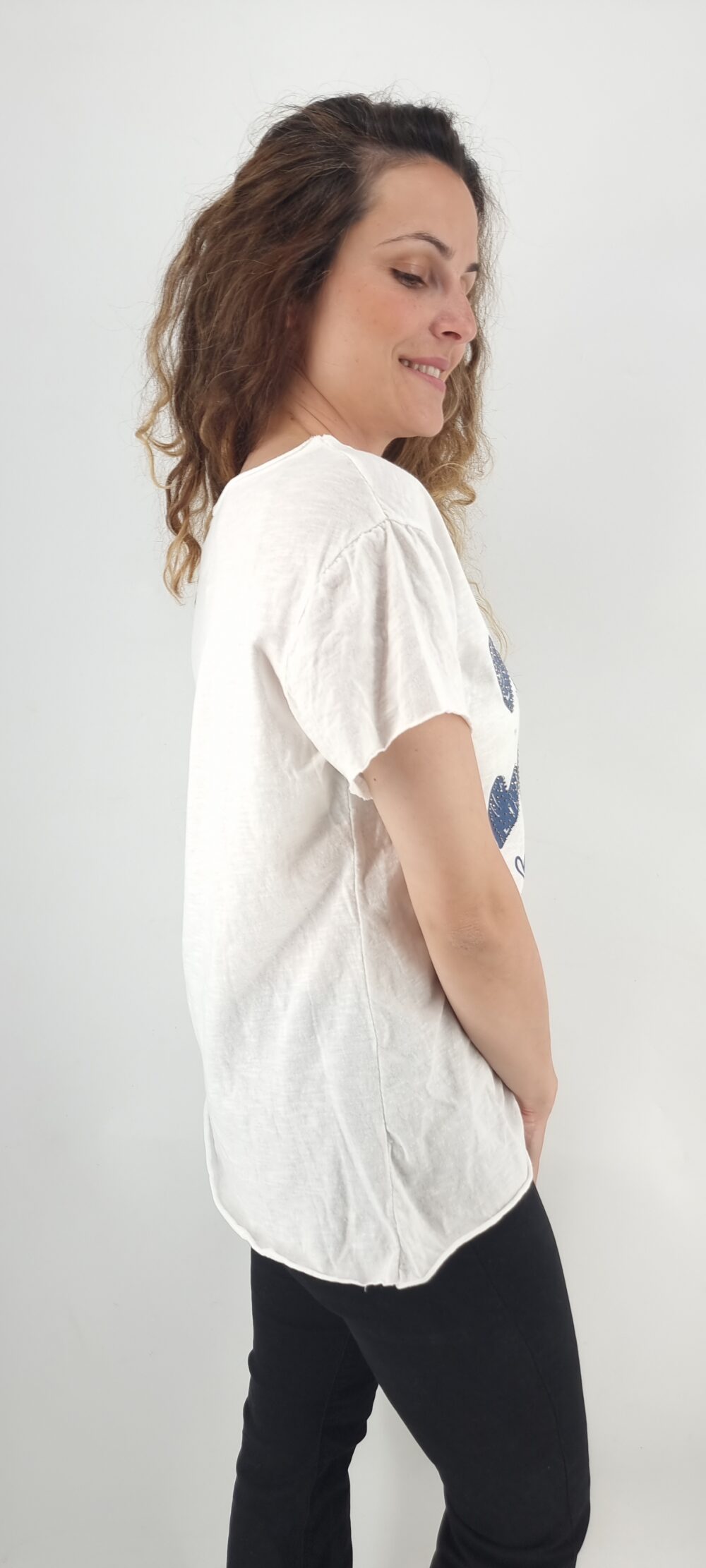 Άσπρο βαμβακερό t-shirt με στάμπα πολλές καρδούλες