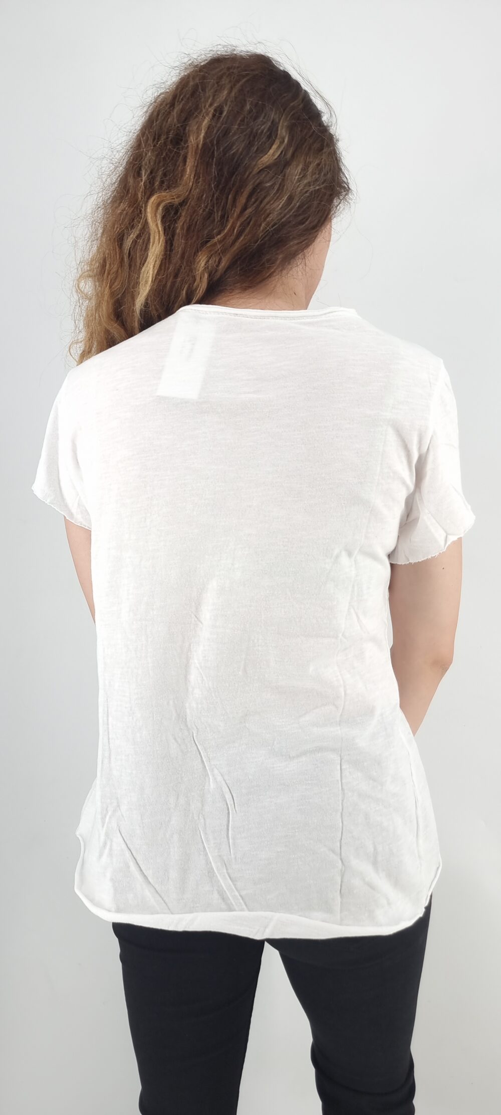 Άσπρο βαμβακερό t-shirt με στάμπα πεταλούδα και λουλούδια