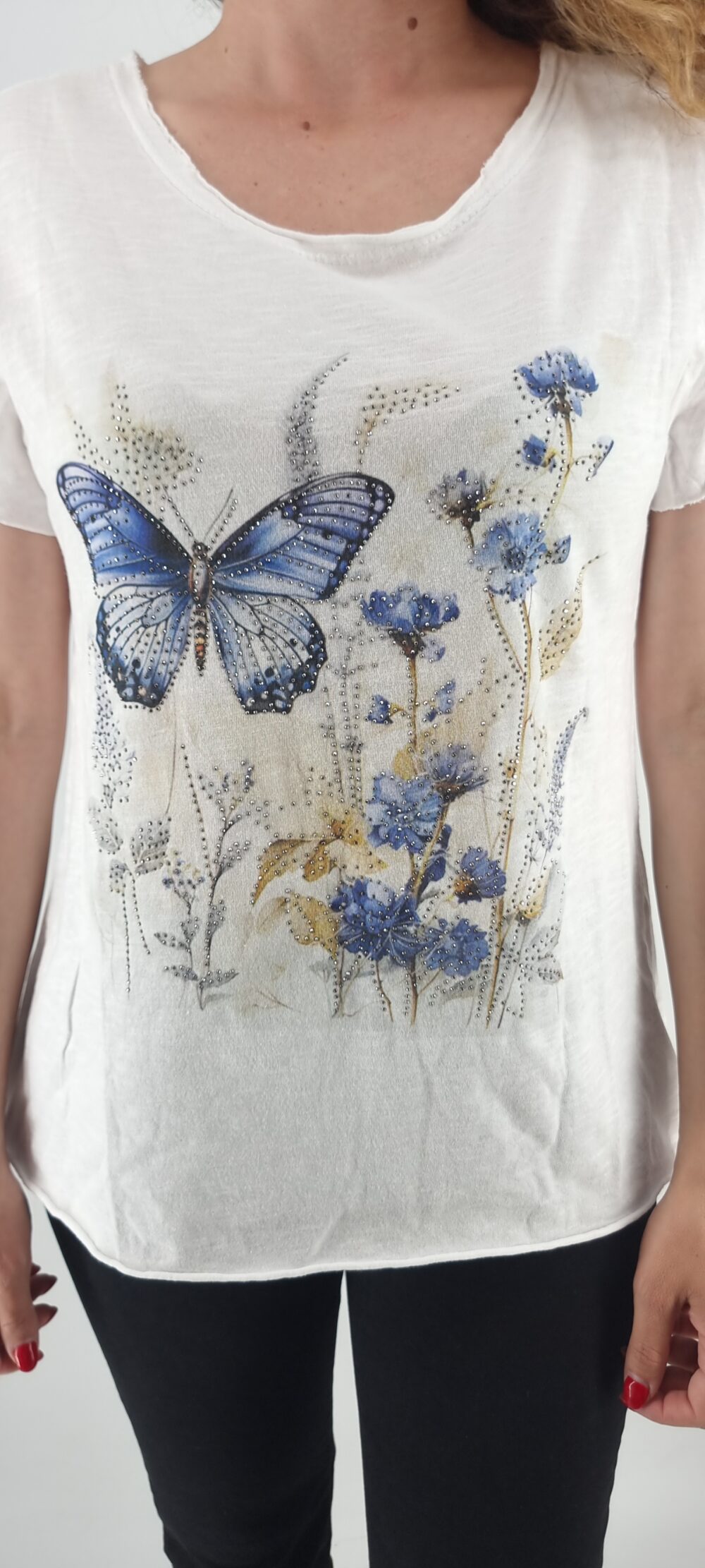 Άσπρο βαμβακερό t-shirt με στάμπα πεταλούδα και λουλούδια