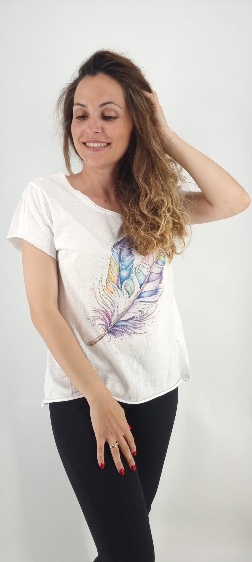 Άσπρο βαμβακερό t-shirt με στάμπα χρωματιστό φτερό