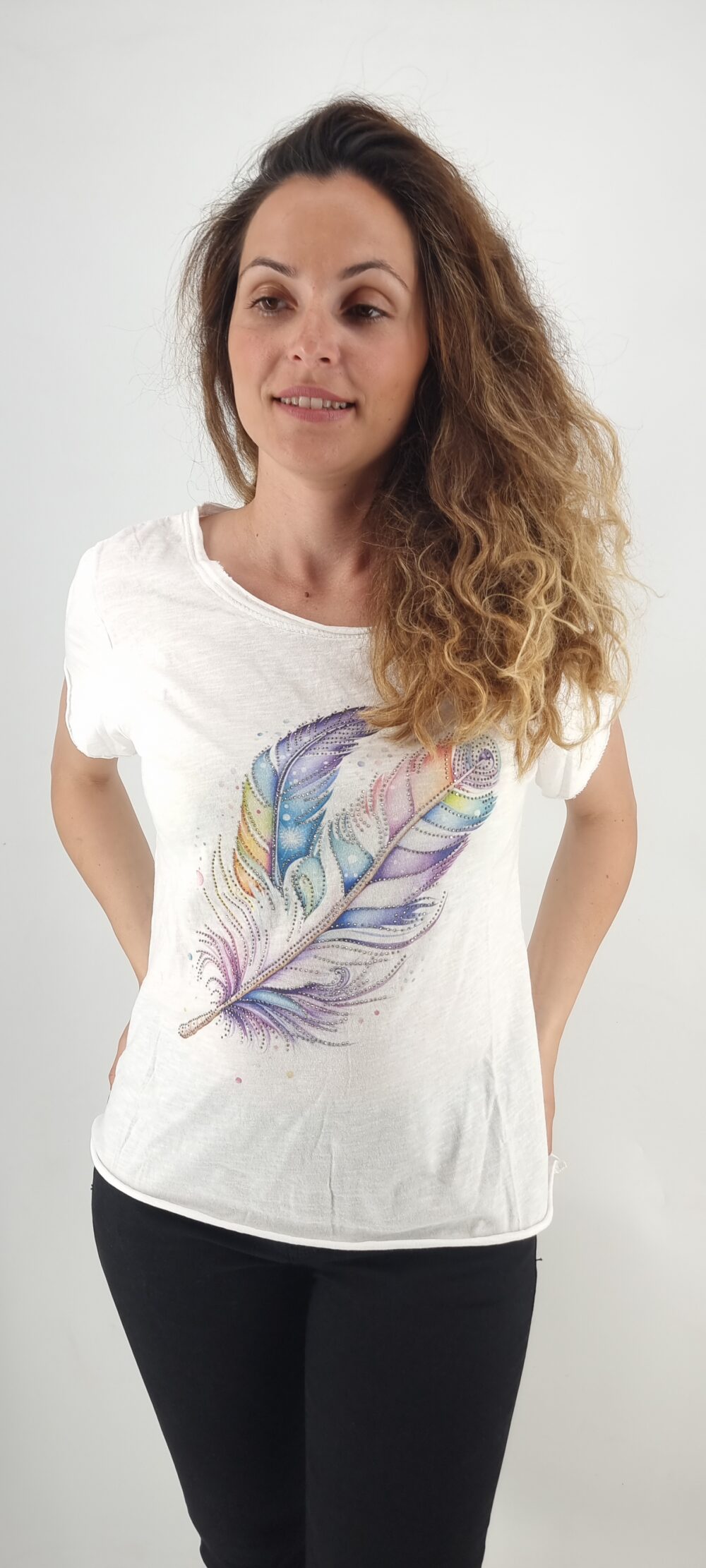 Άσπρο βαμβακερό t-shirt με στάμπα χρωματιστό φτερό